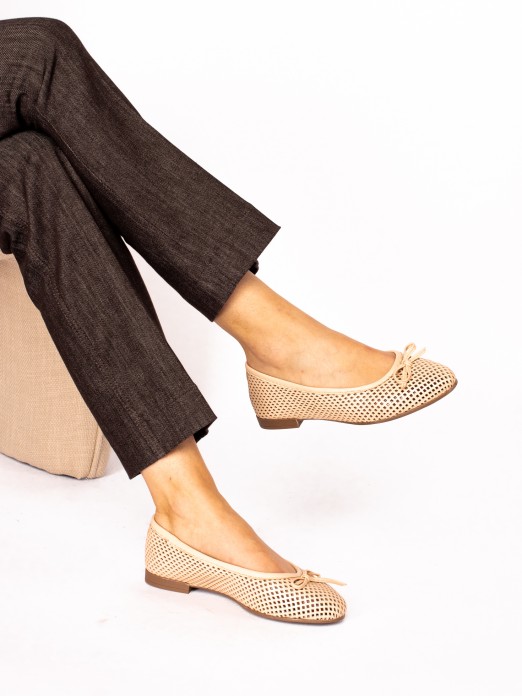 Leather flat shoes with perforated detail