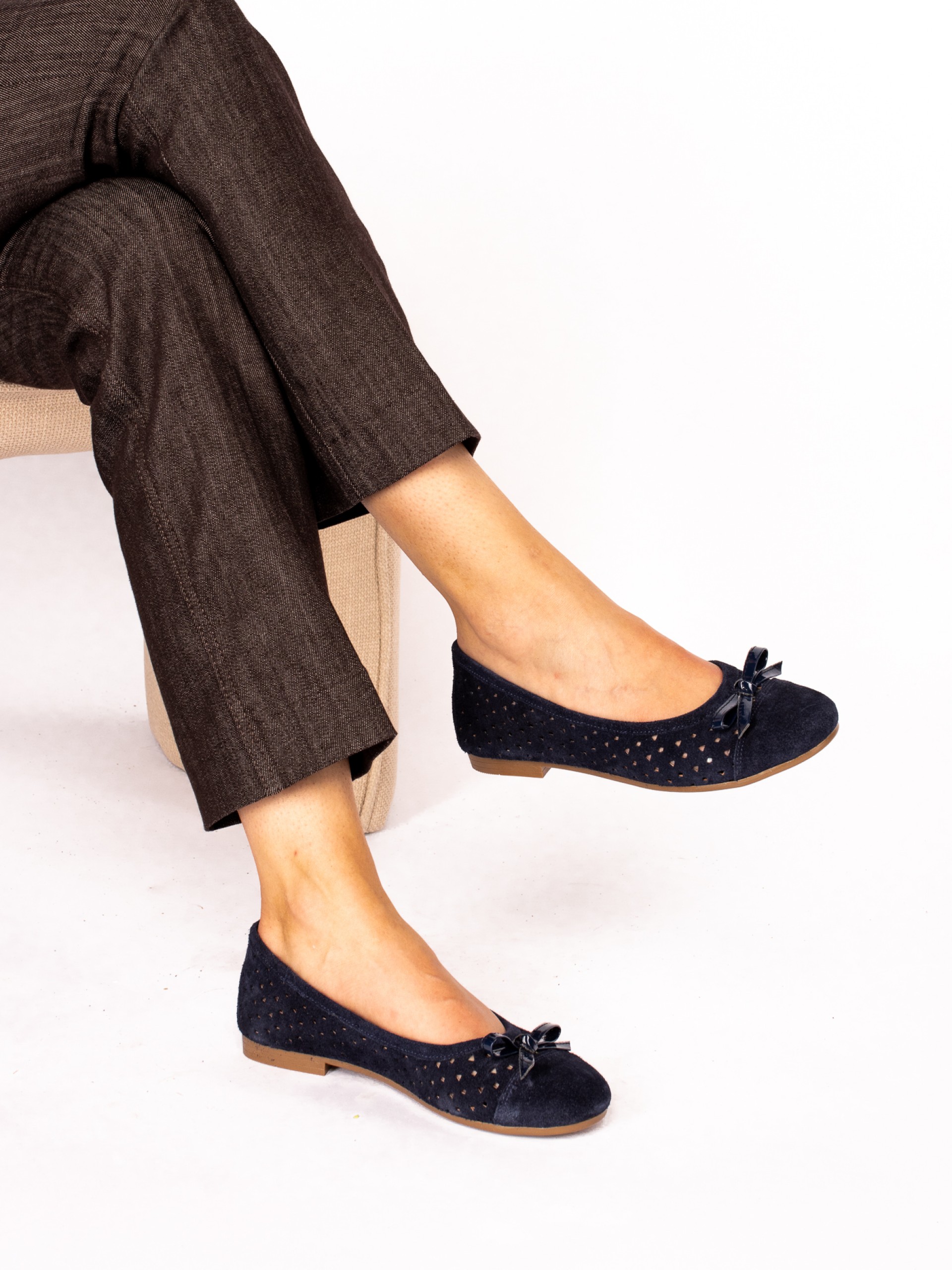 Sabrina em Camurça com
detalhe de laço em verniz