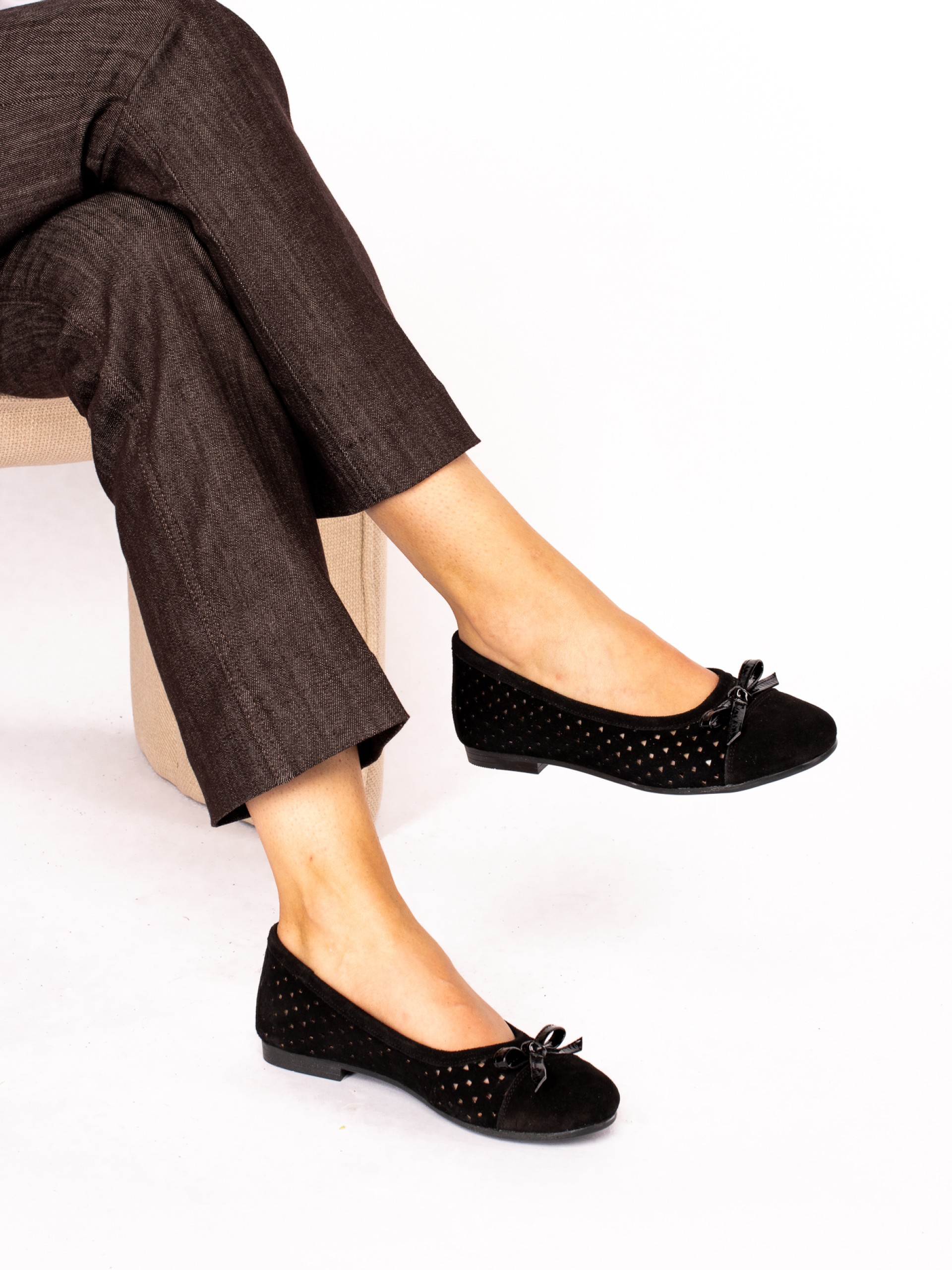 Sabrina em Camurça com
detalhe de laço em verniz