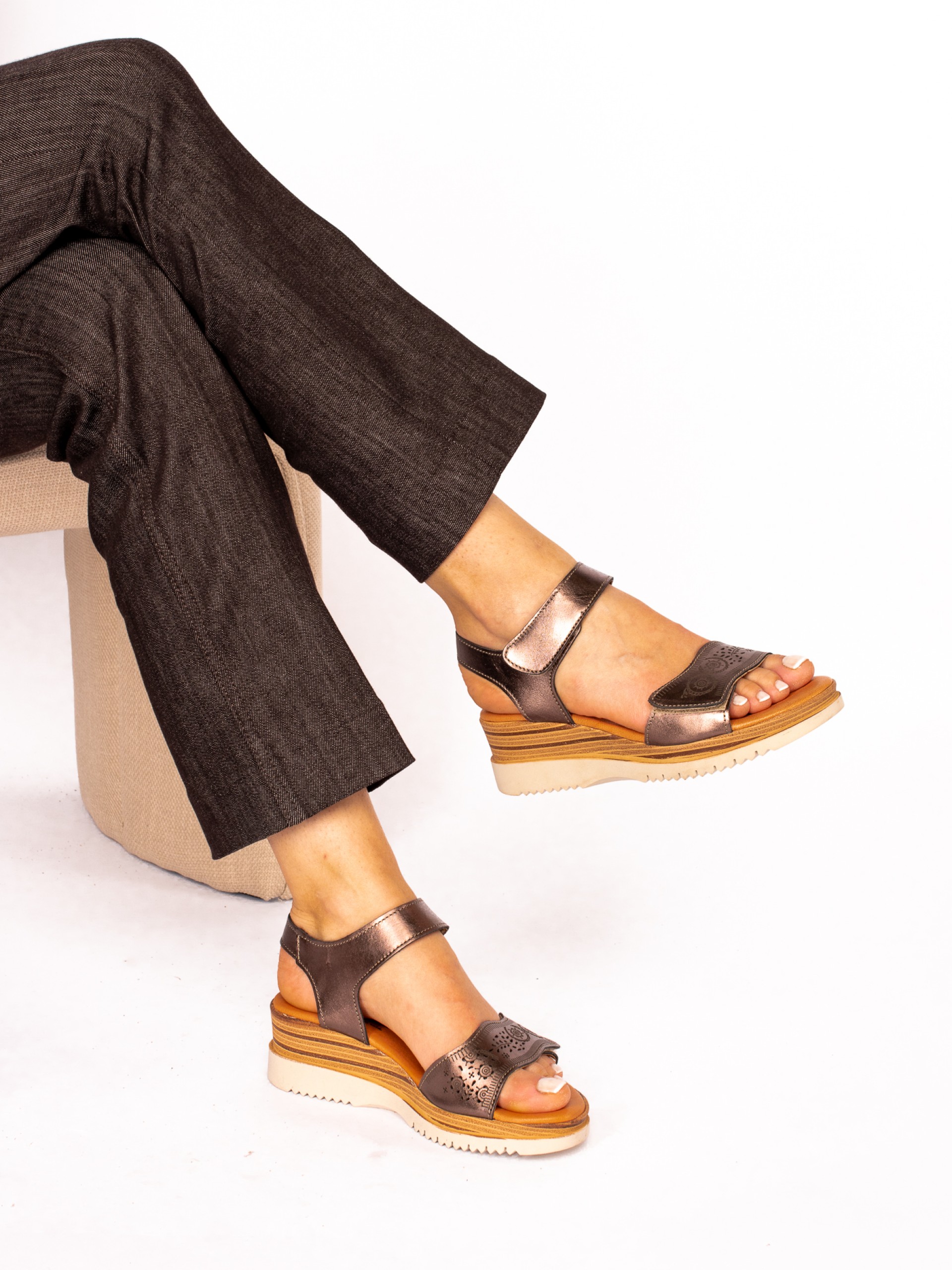 Sandália em Pele com Fecho Velcro