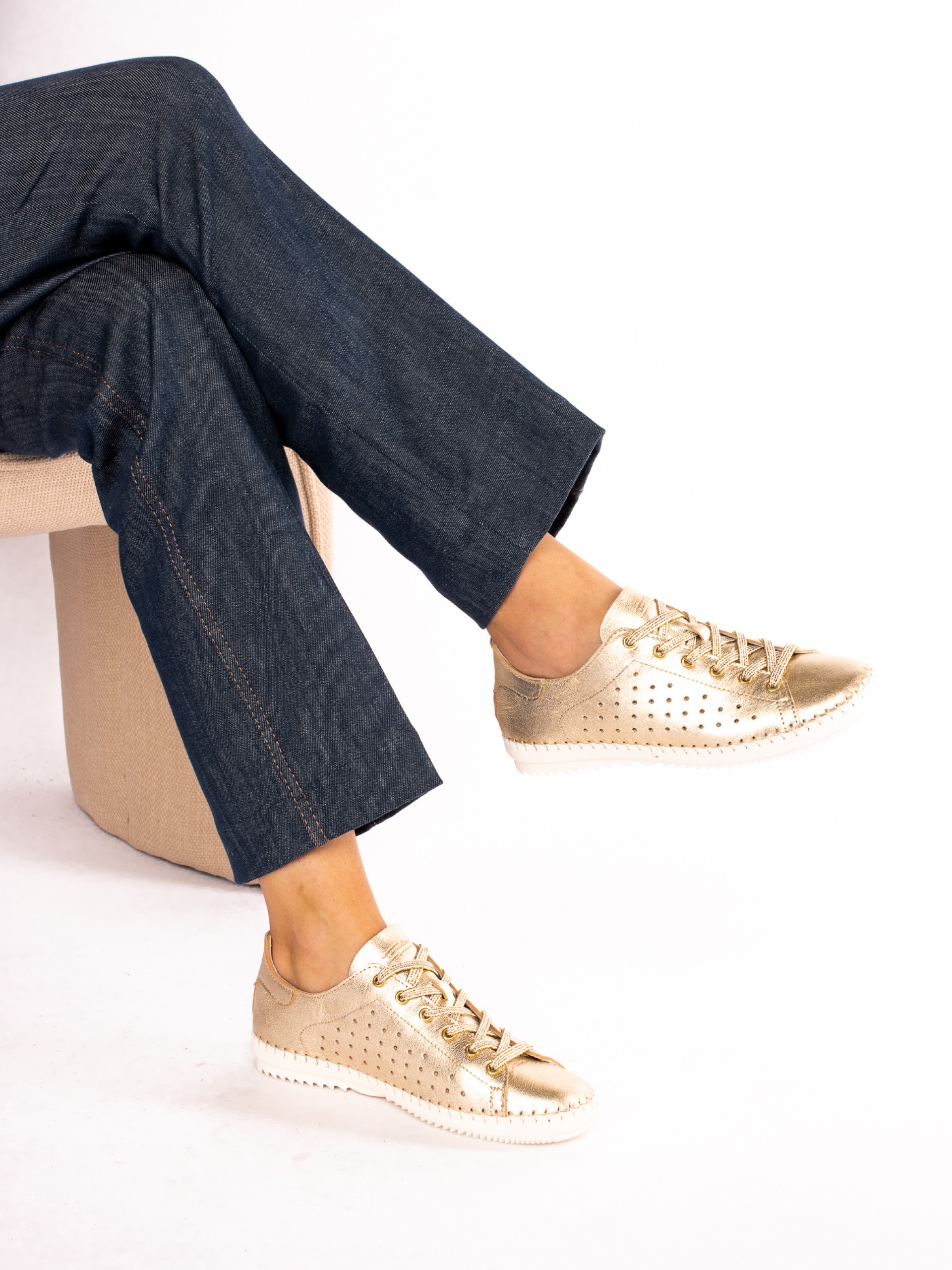 Sport Shoe in
Laminated Leather with
perforatio