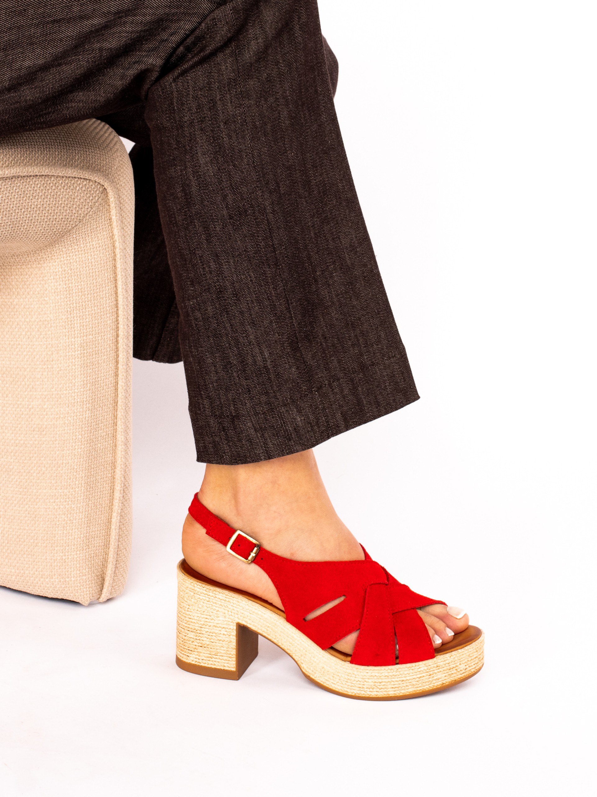 Sandália Compensada com Tiras em Camurça