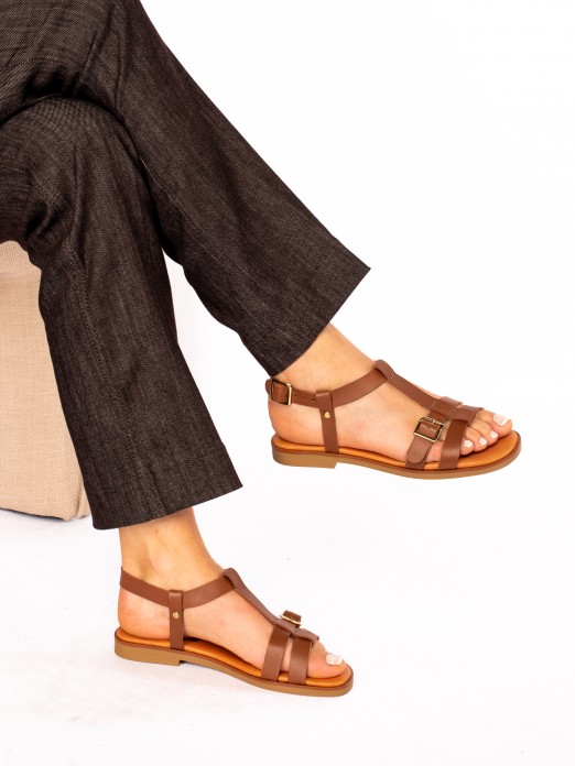 Sandlias com Fivela em Pele