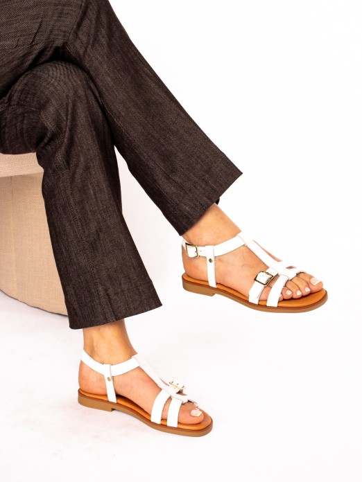 Sandlias com Fivela em Pele