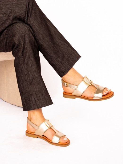 Sandlias em Pele com detalhe Dourado