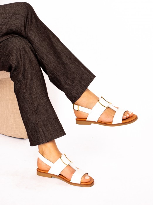 Sandlias em Pele com detalhe Dourado
