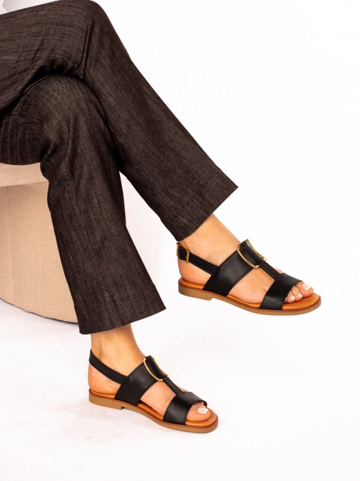 Sandlias em Pele com detalhe Dourado