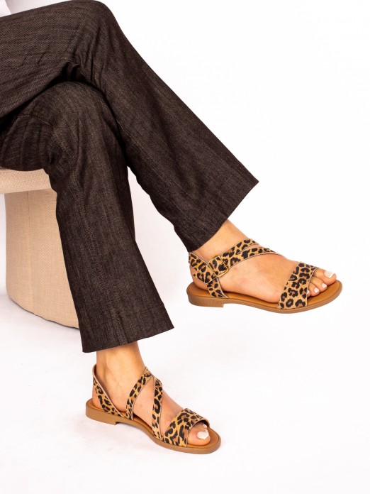 Sandlia Rasa com tira traada em Animal Print