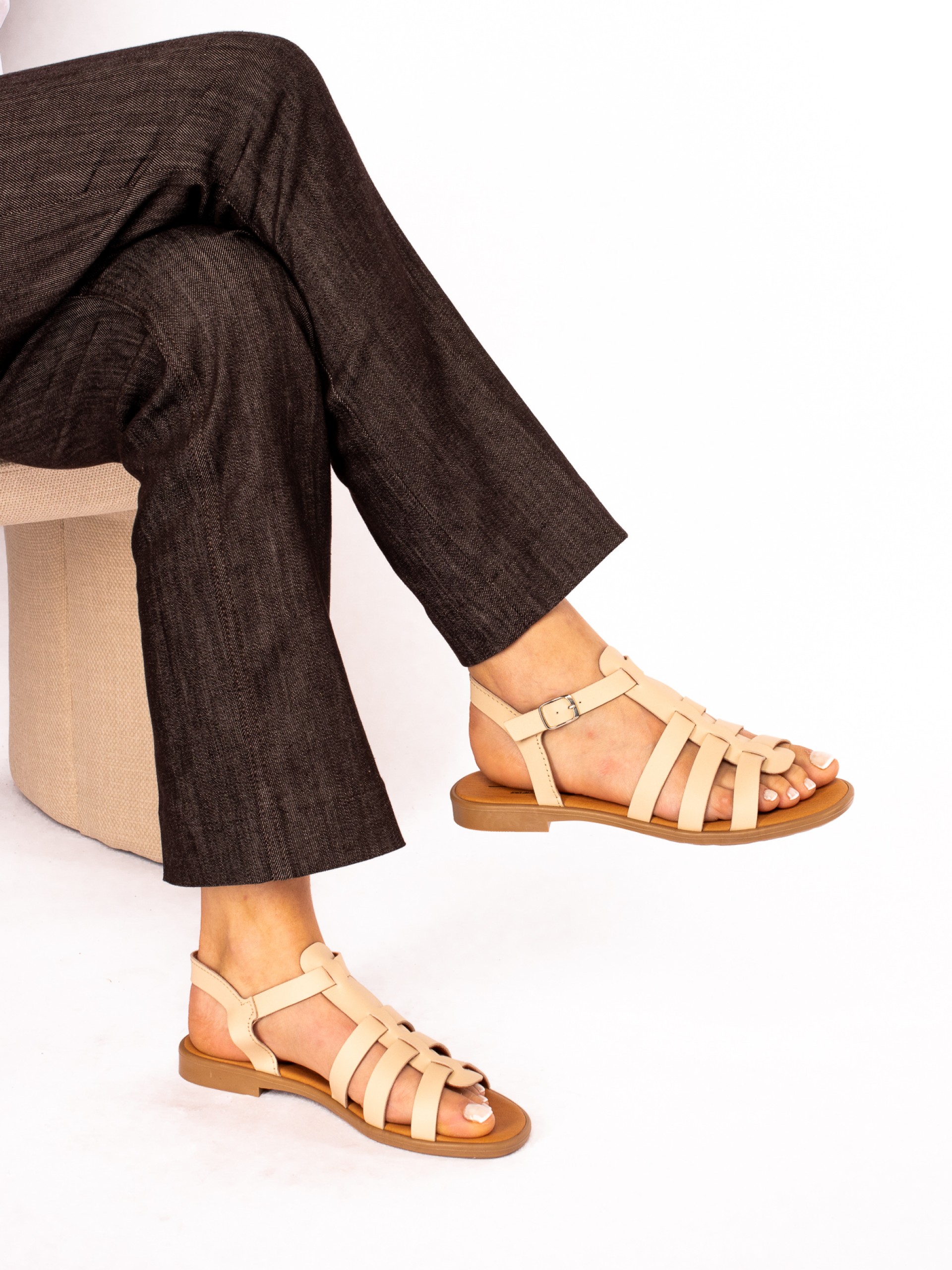 Sandália Rasa com Tiras em Pele