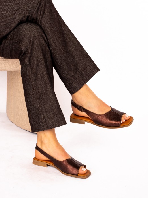 Flat Sandal in Leather