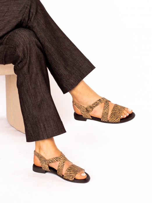Sandlia Rasa em Pele Animal Print