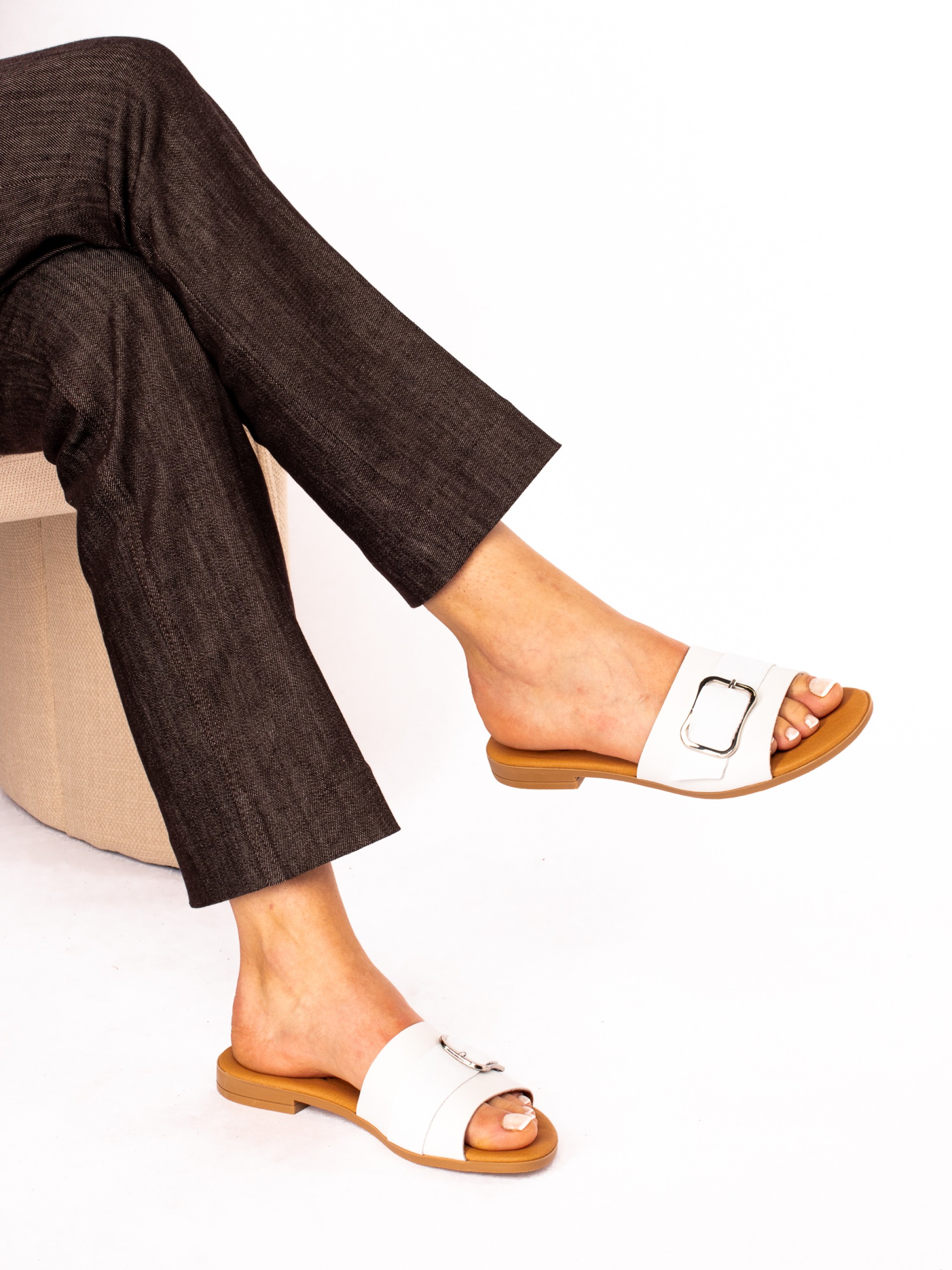 Chinela em Pele com Detalhe de fivela