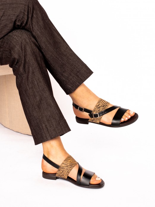 Sandlia Rasa em Pele e Camura Animal Print