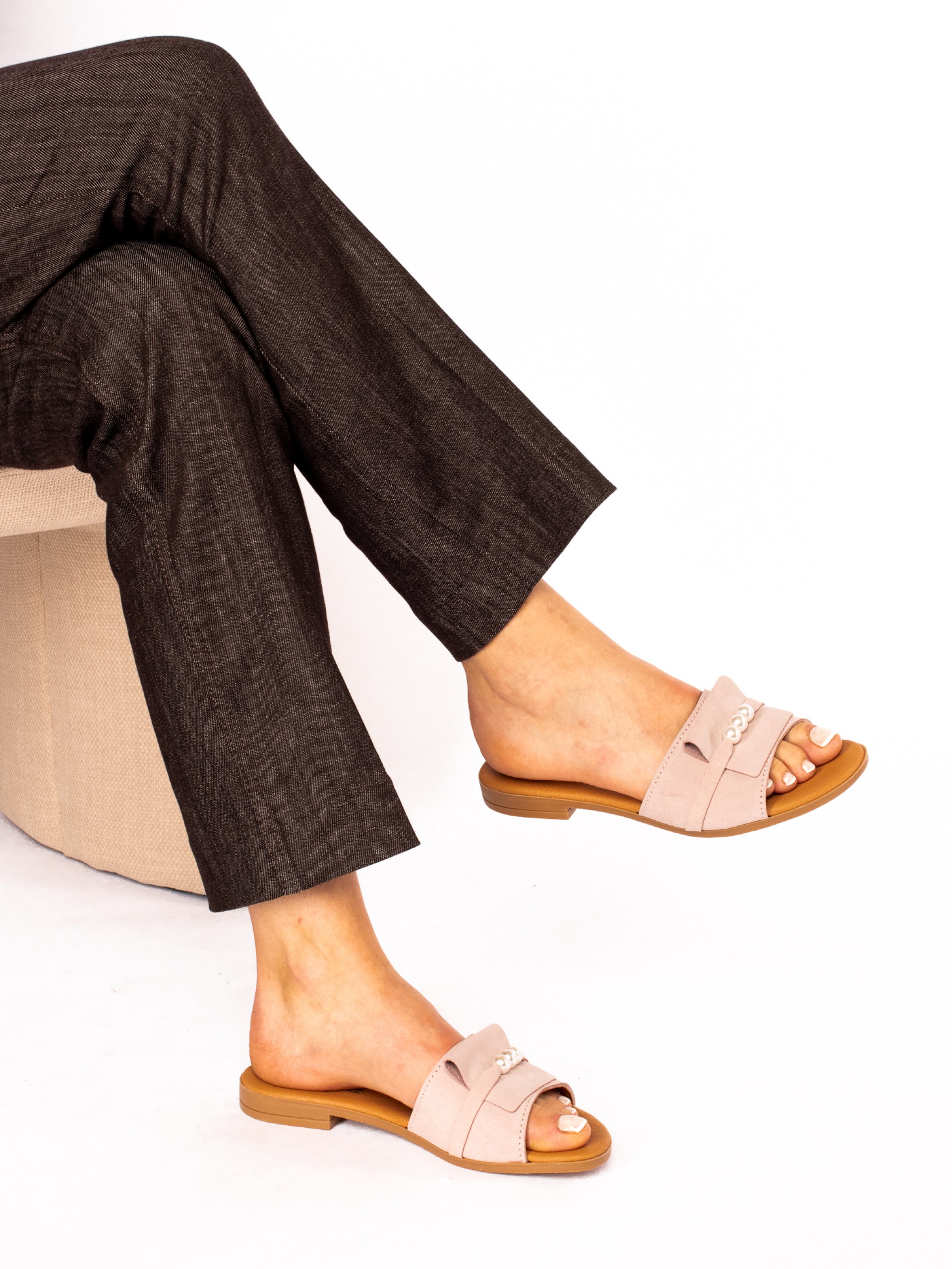 Chinela Camurça com Detalhe de Pérolas