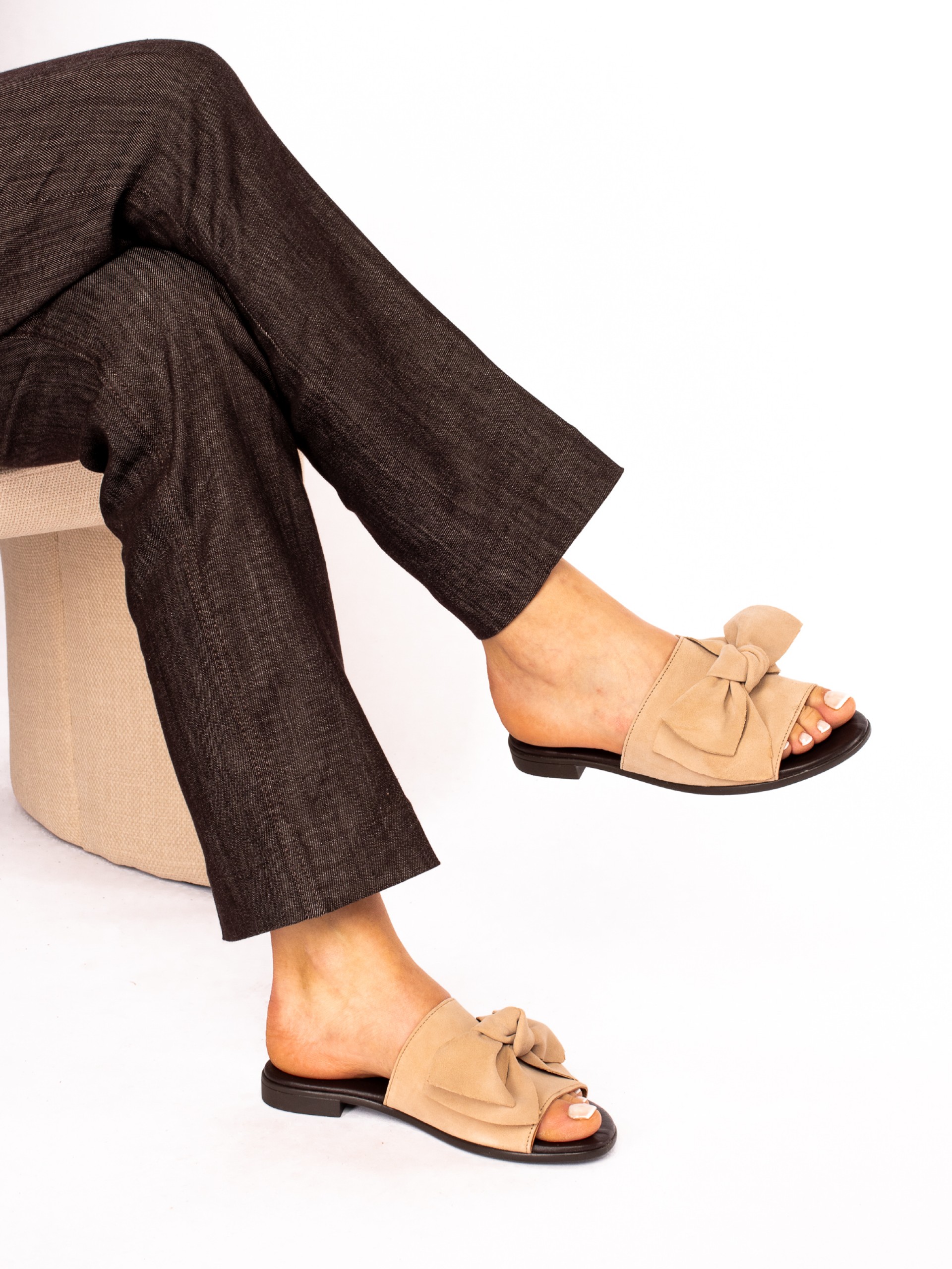 Chinela com Laço Grande em Camurça