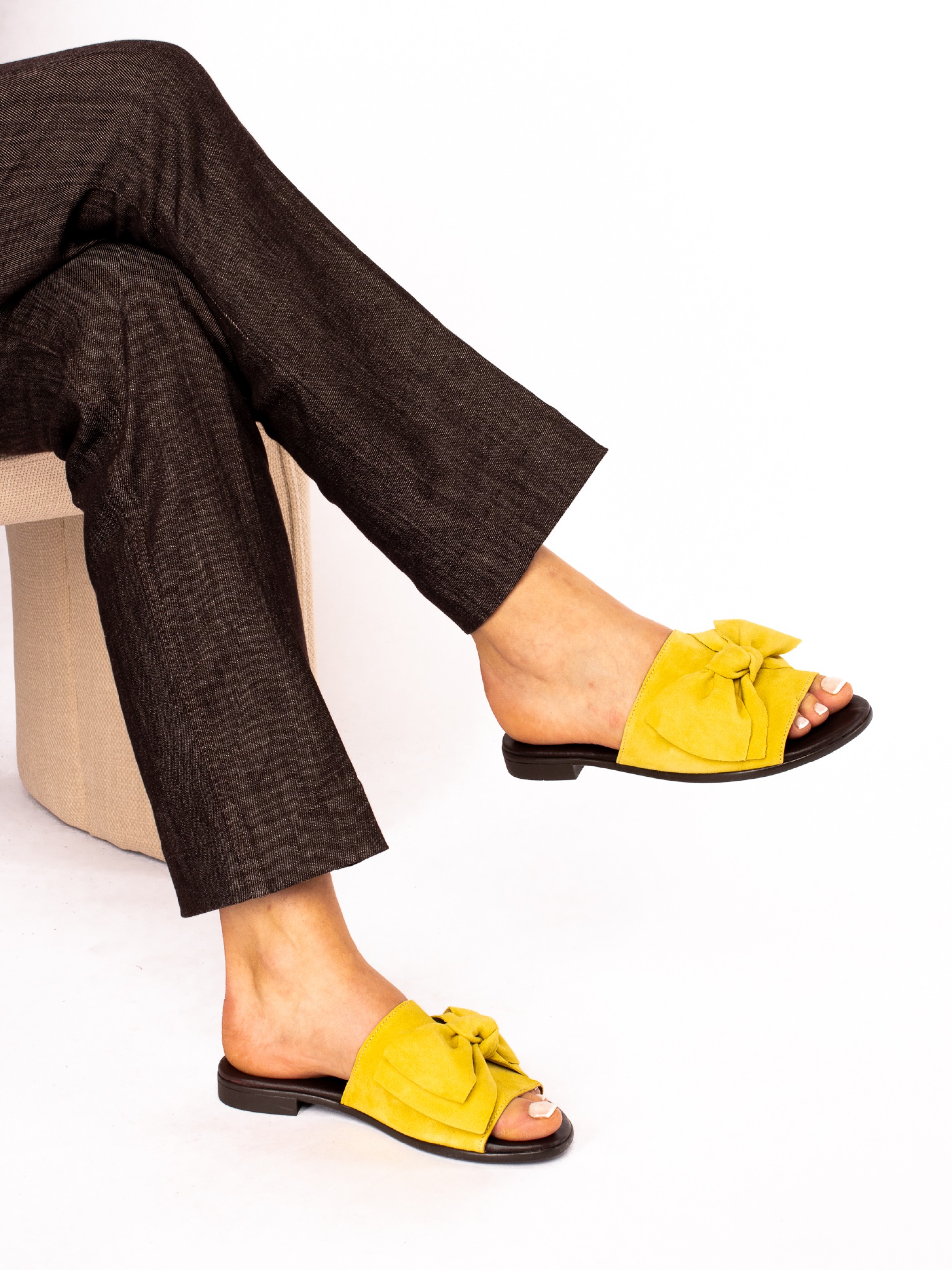 Chinela com Laço Grande em Camurça