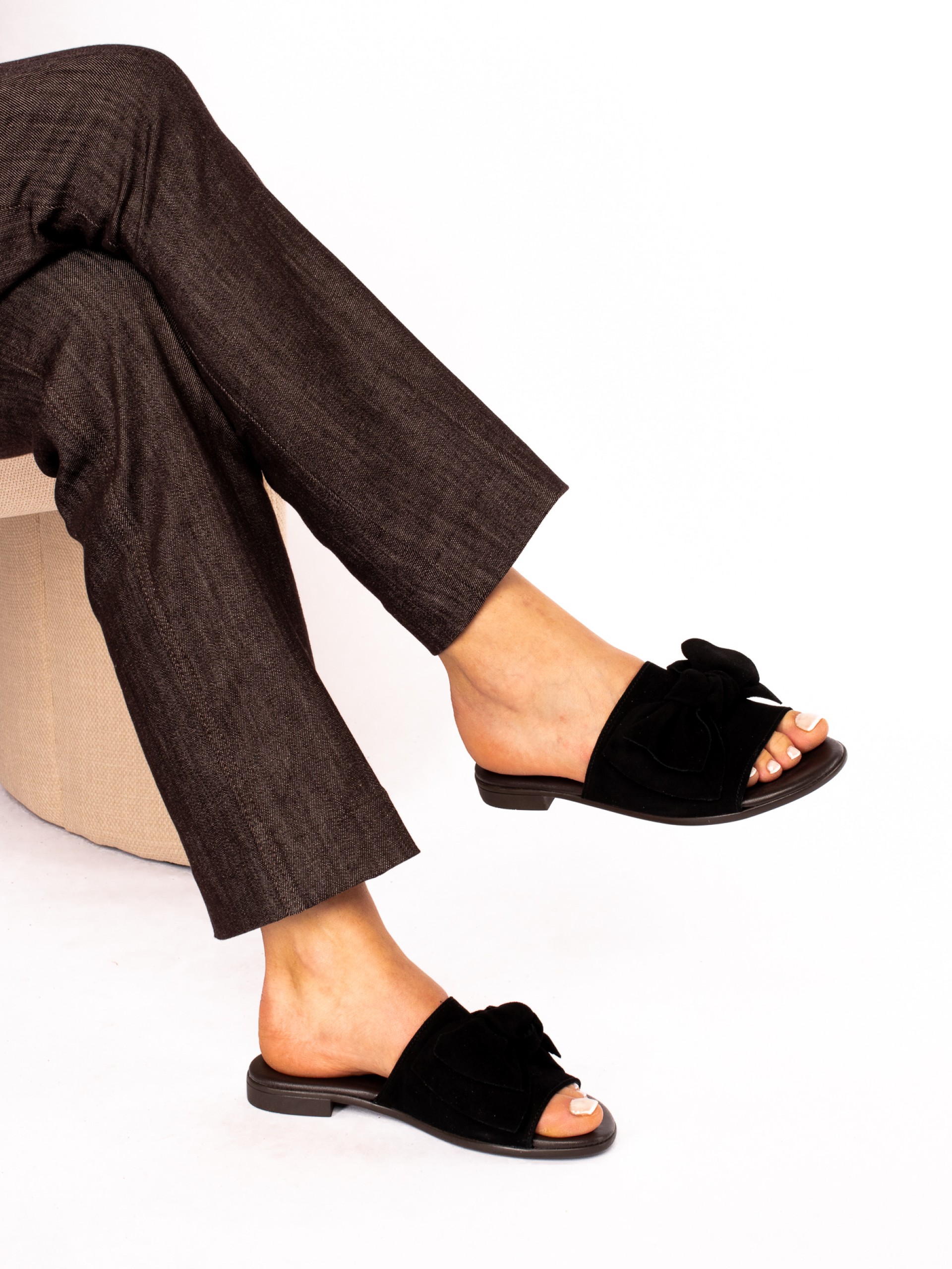 Chinela com Laço Grande em Camurça