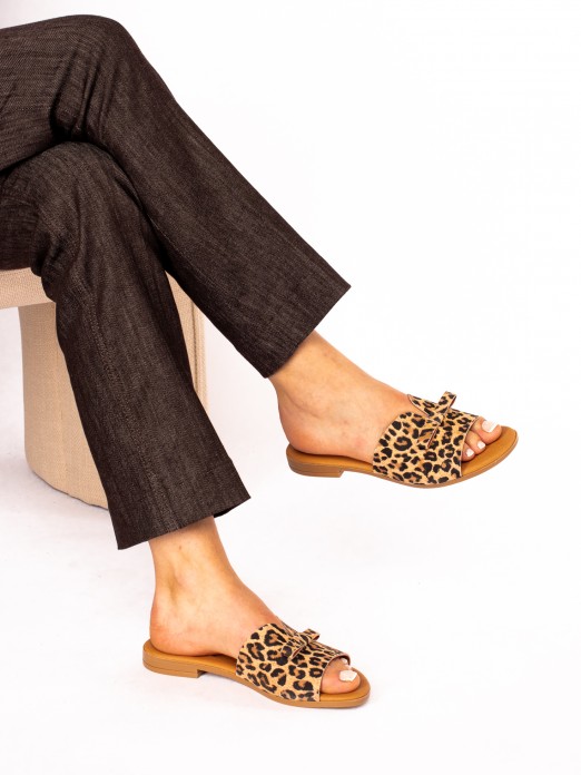 Chinela com Detalhe de Lao em Pele Animal Print