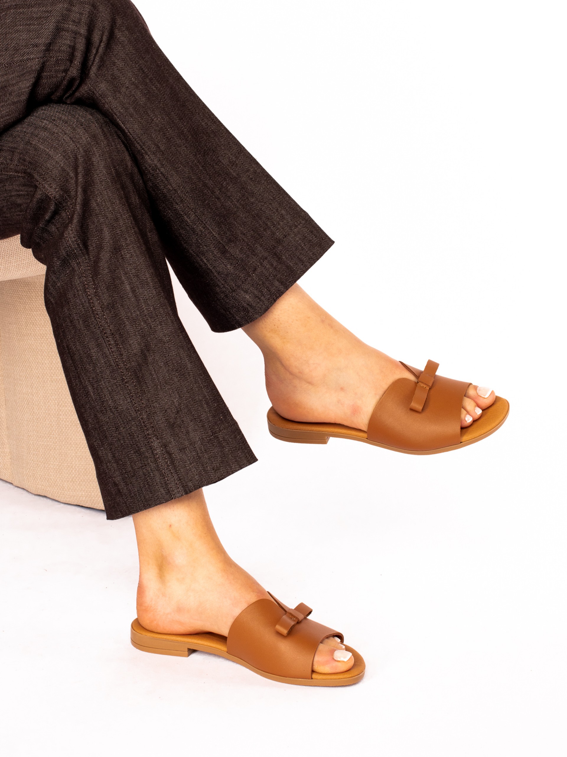 Chinela com Detalhe de Laço em Pele