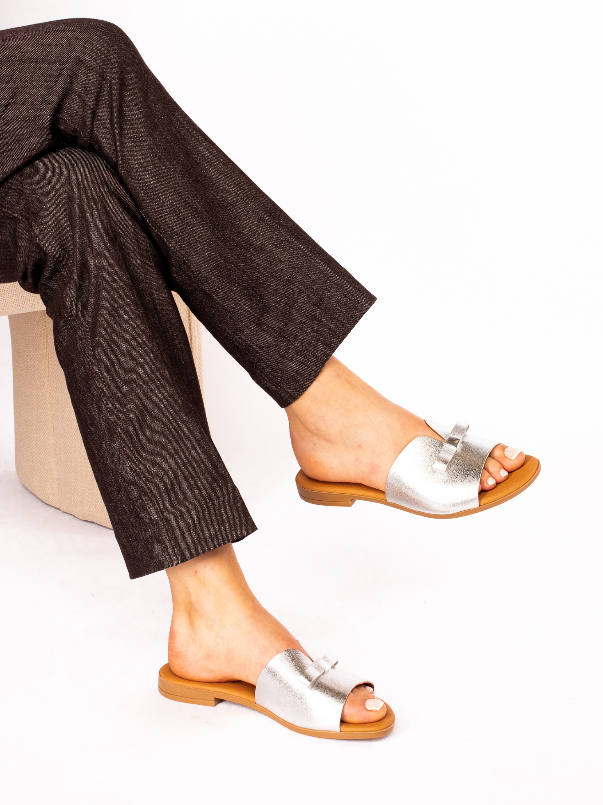 Chinela com Detalhe de Laço em Pele