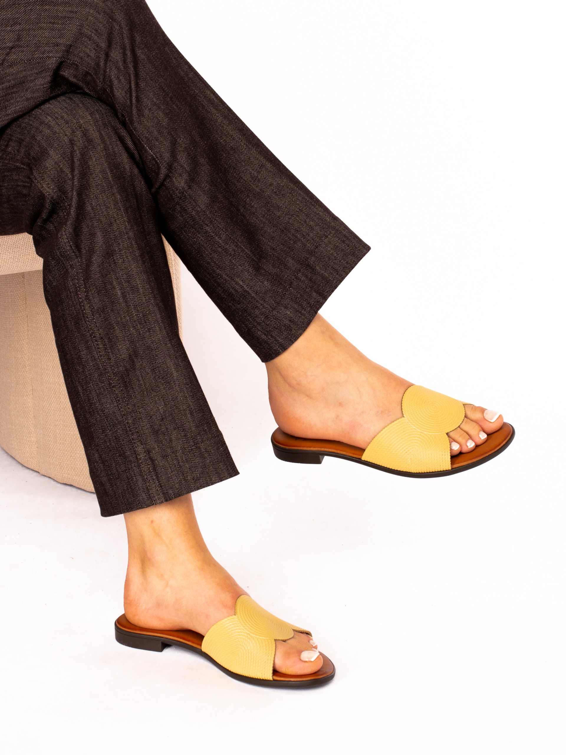 Chinela Rasa em Pele