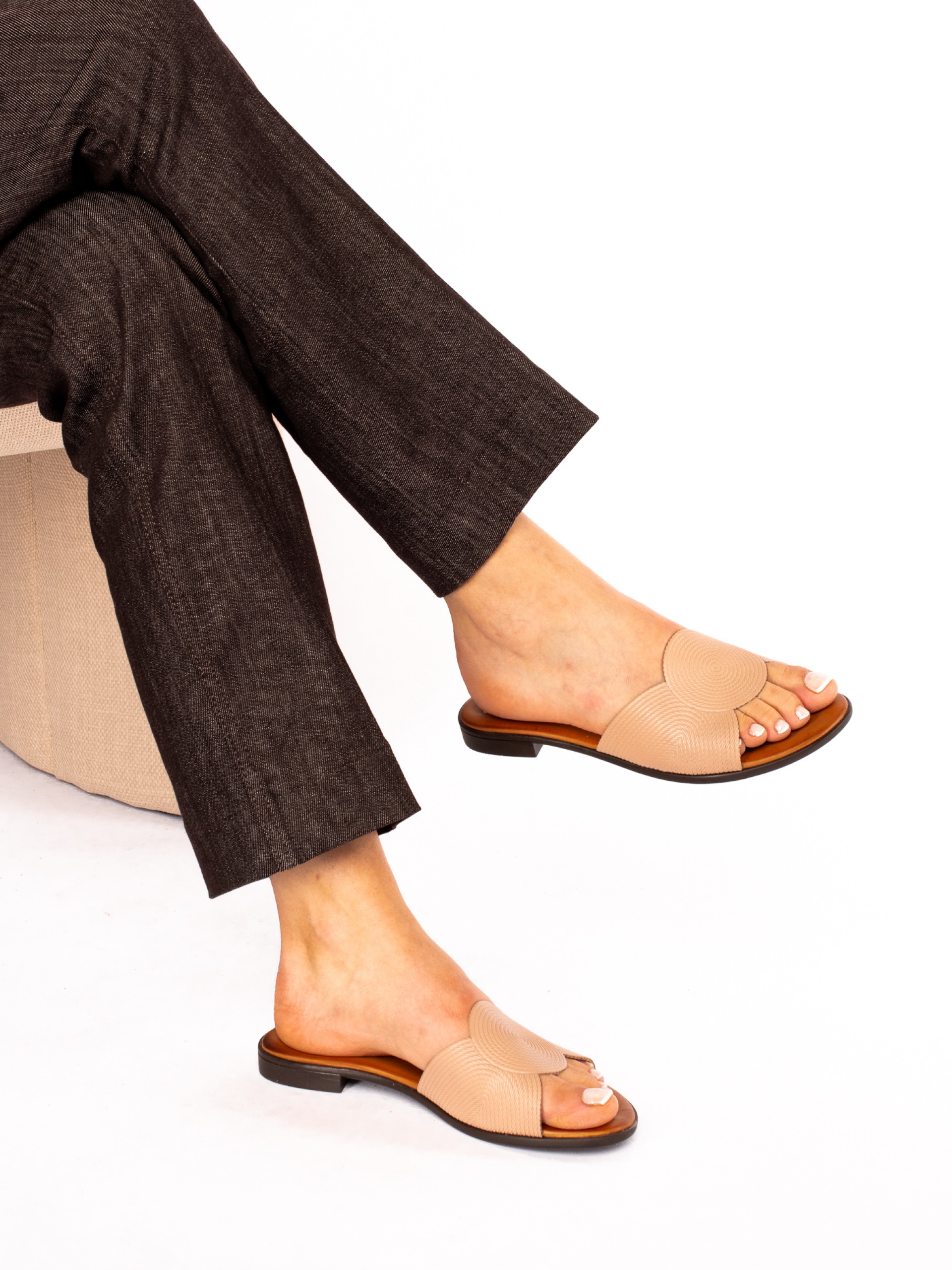 Chinela Rasa em Pele