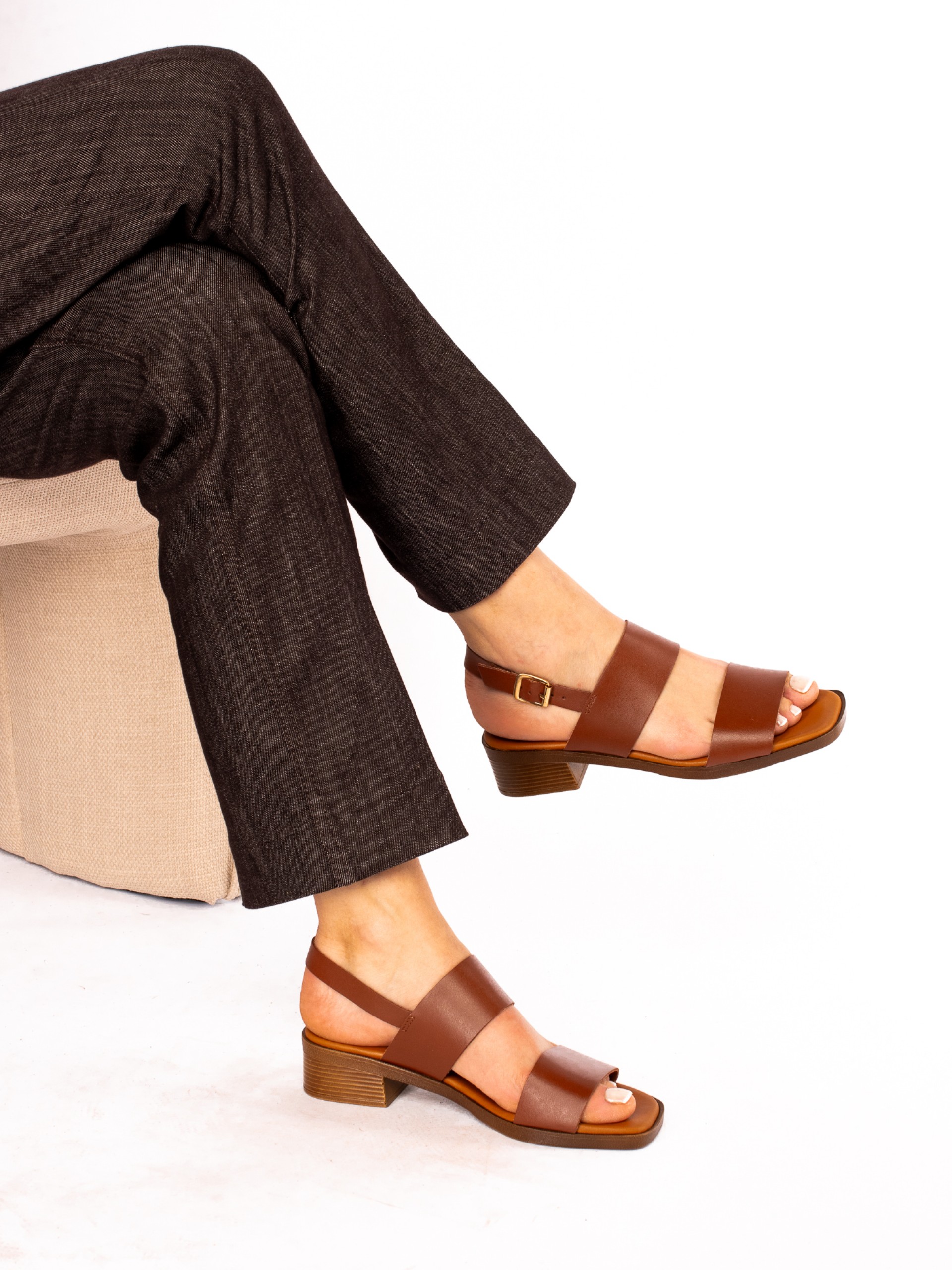 Sandália de Salto Baixo em Pele