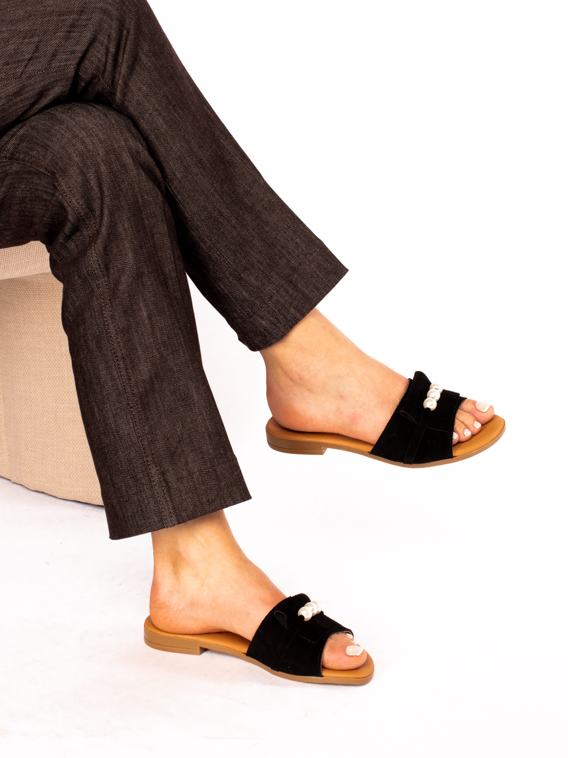 Chinela Camurça com Detalhe de Pérolas