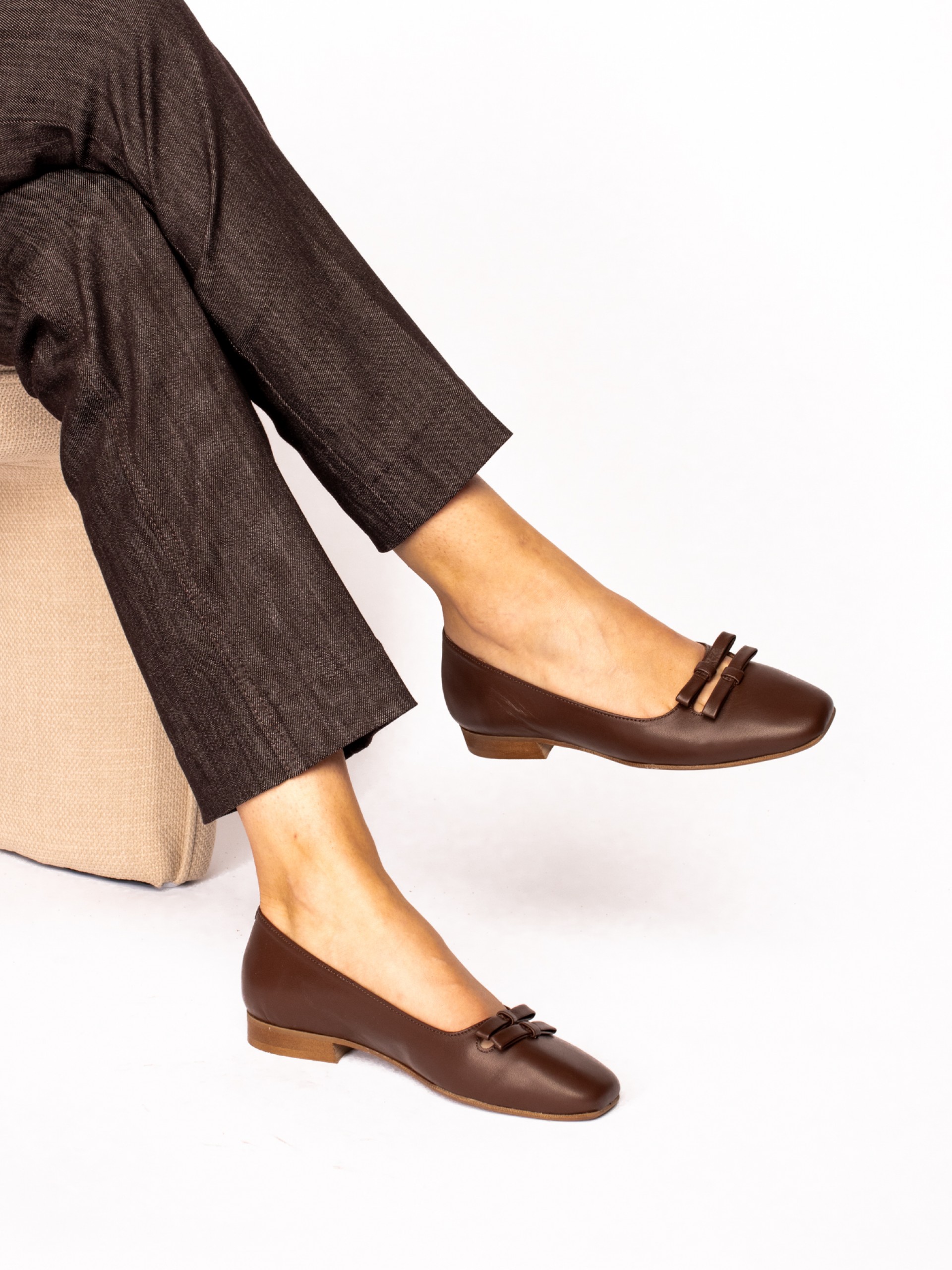 Flat shoes with leather bows