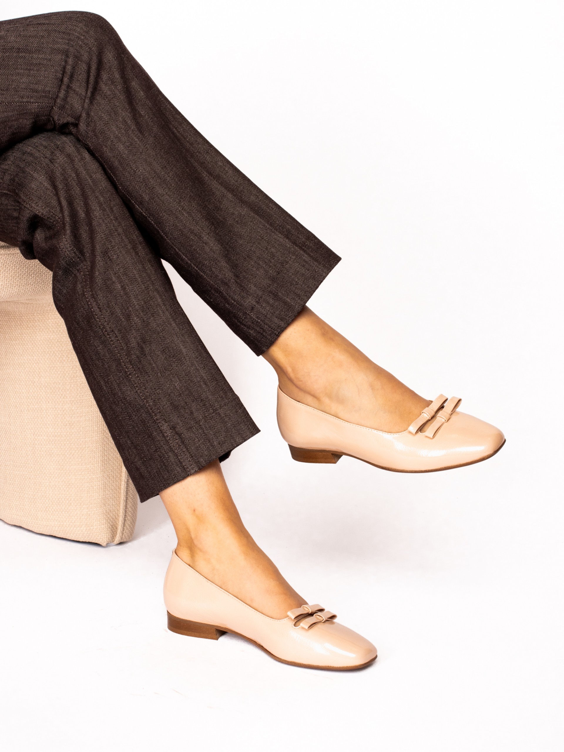 Flat shoes with bows in Varnish