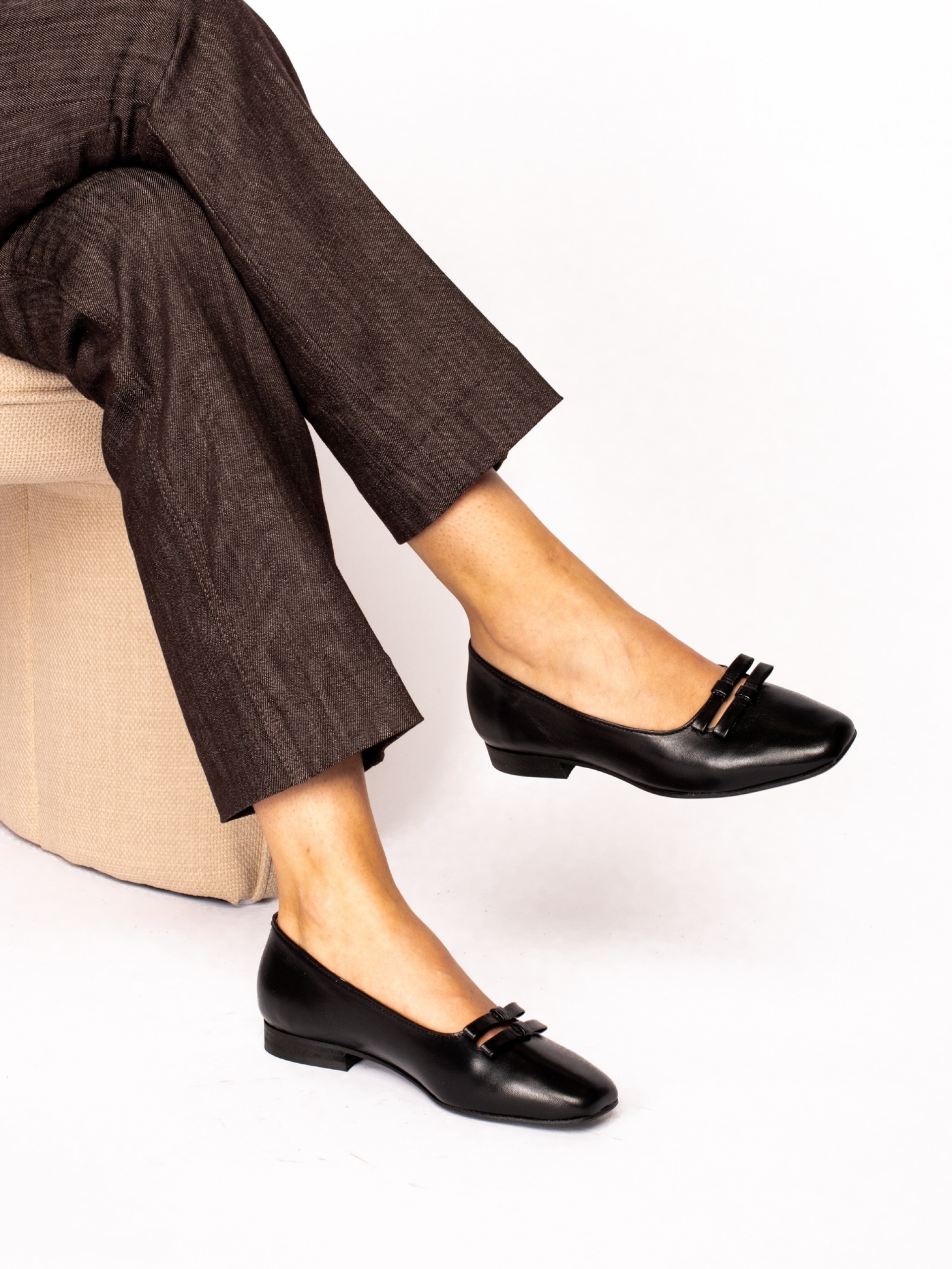 Flat shoes with leather bows