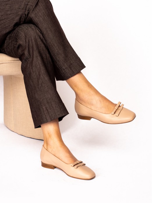 Flat shoes with leather bows