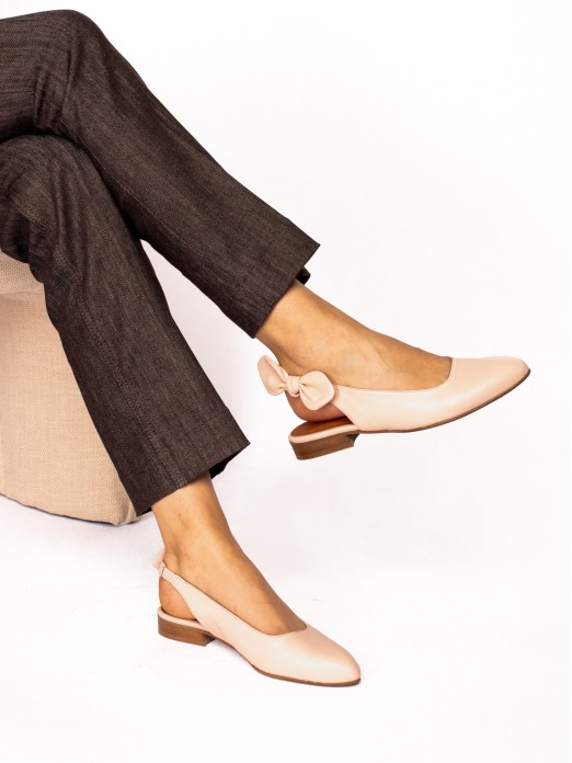 Closed shoe with leather bow detail