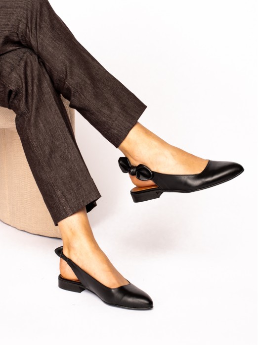 Closed shoe with leather bow detail