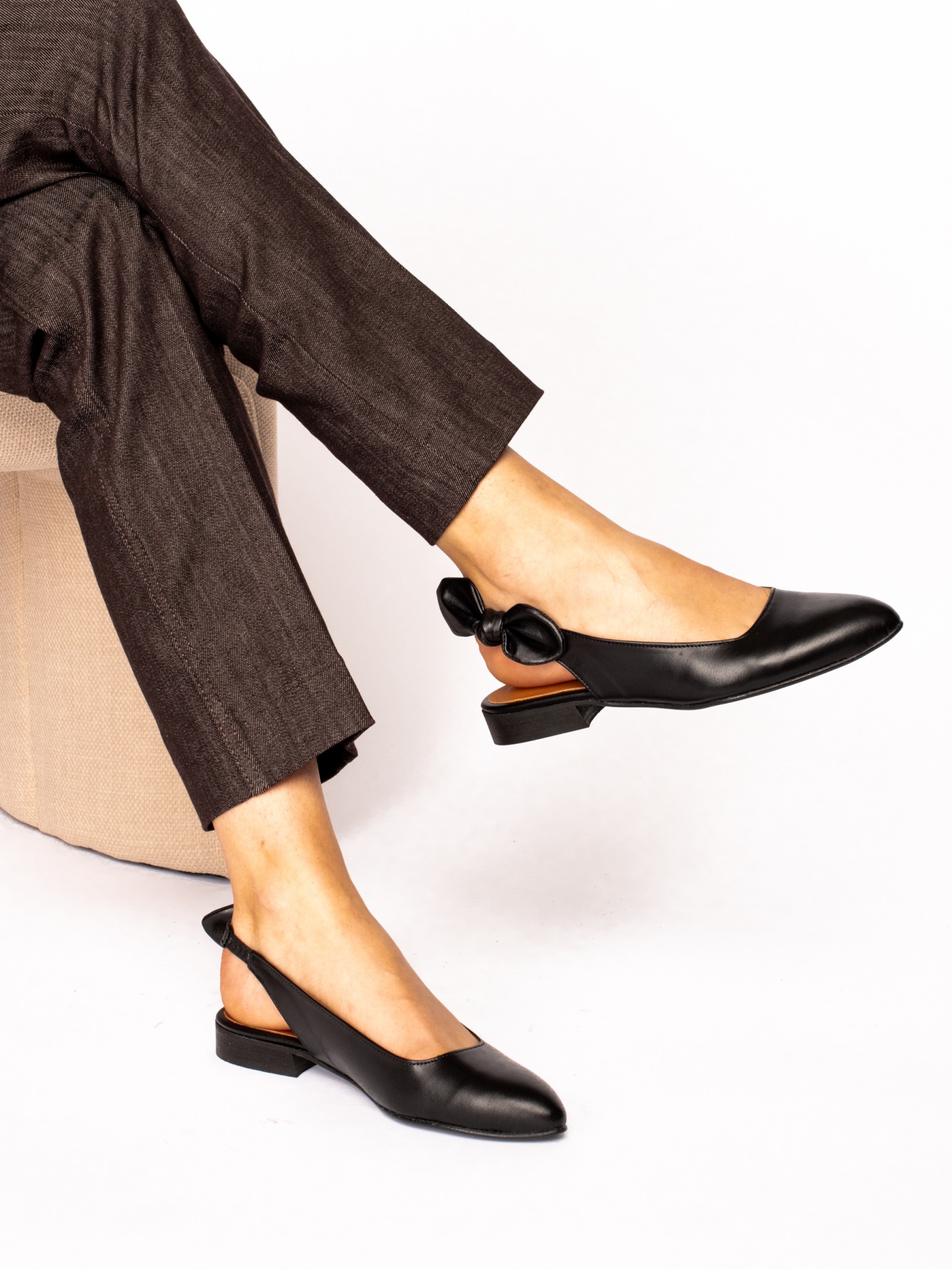 Closed shoe with leather bow detail