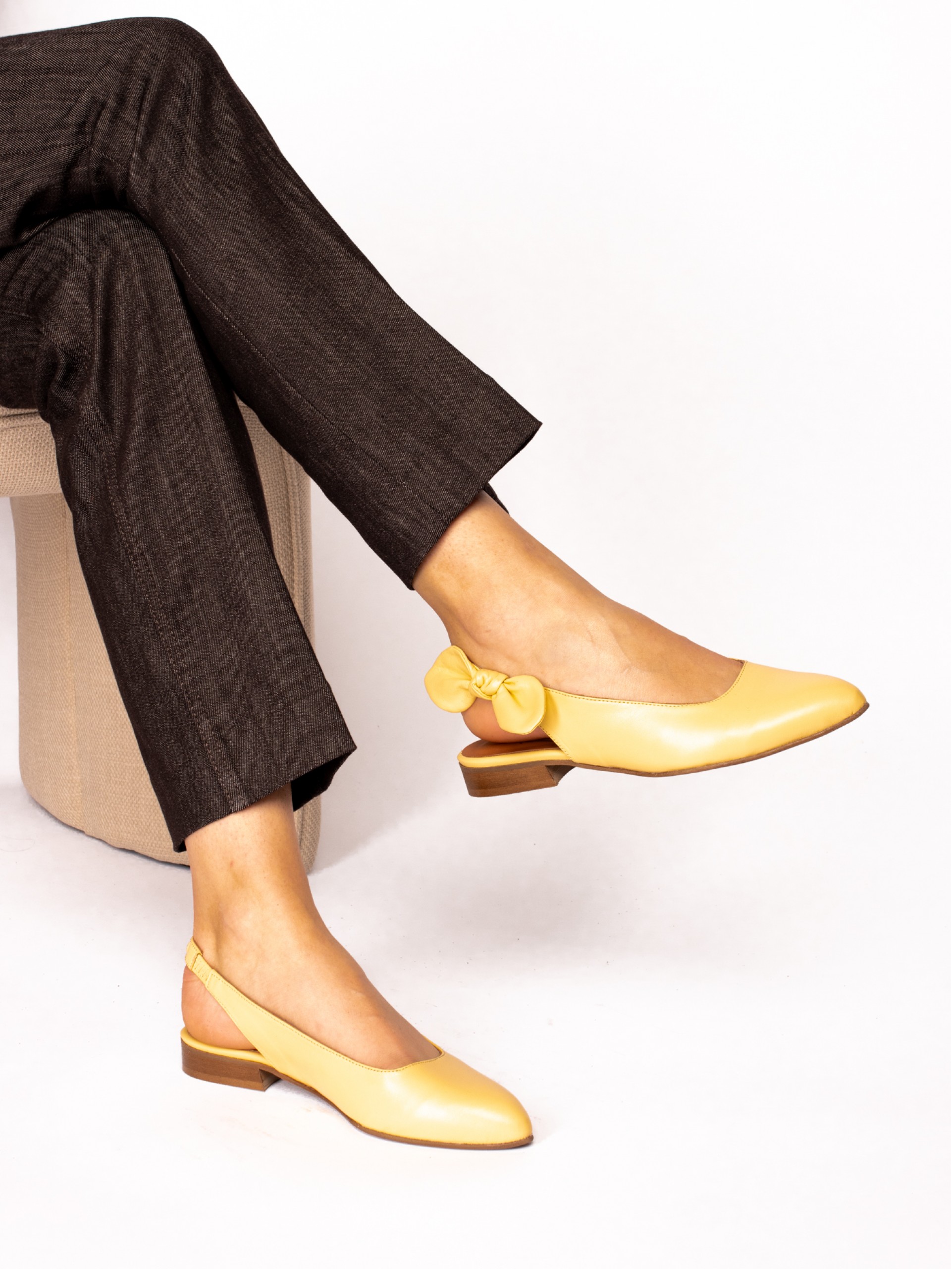 Closed shoe with leather bow detail