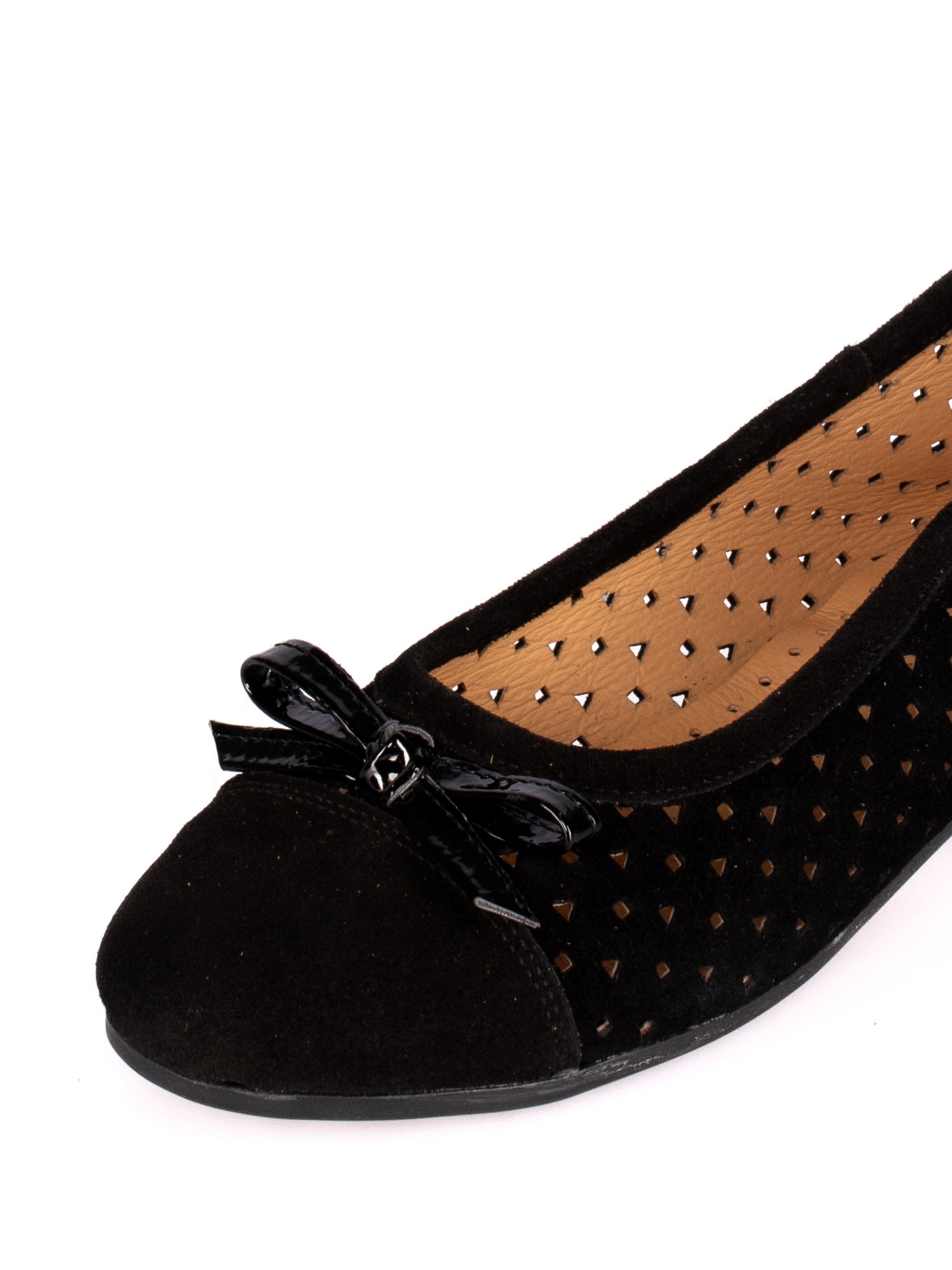 Sabrina em Camurça com
detalhe de laço em verniz