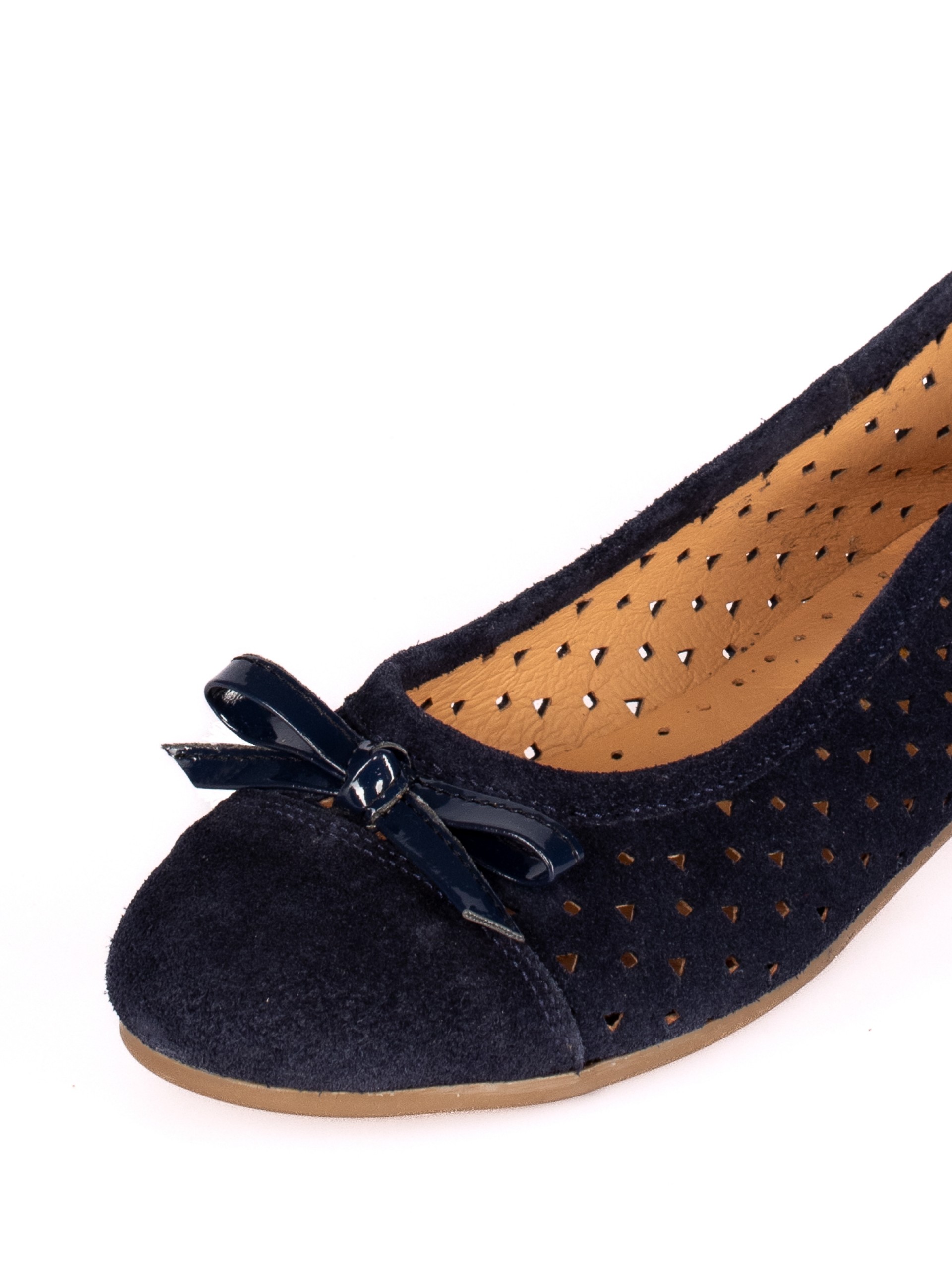 Sabrina em Camurça com
detalhe de laço em verniz