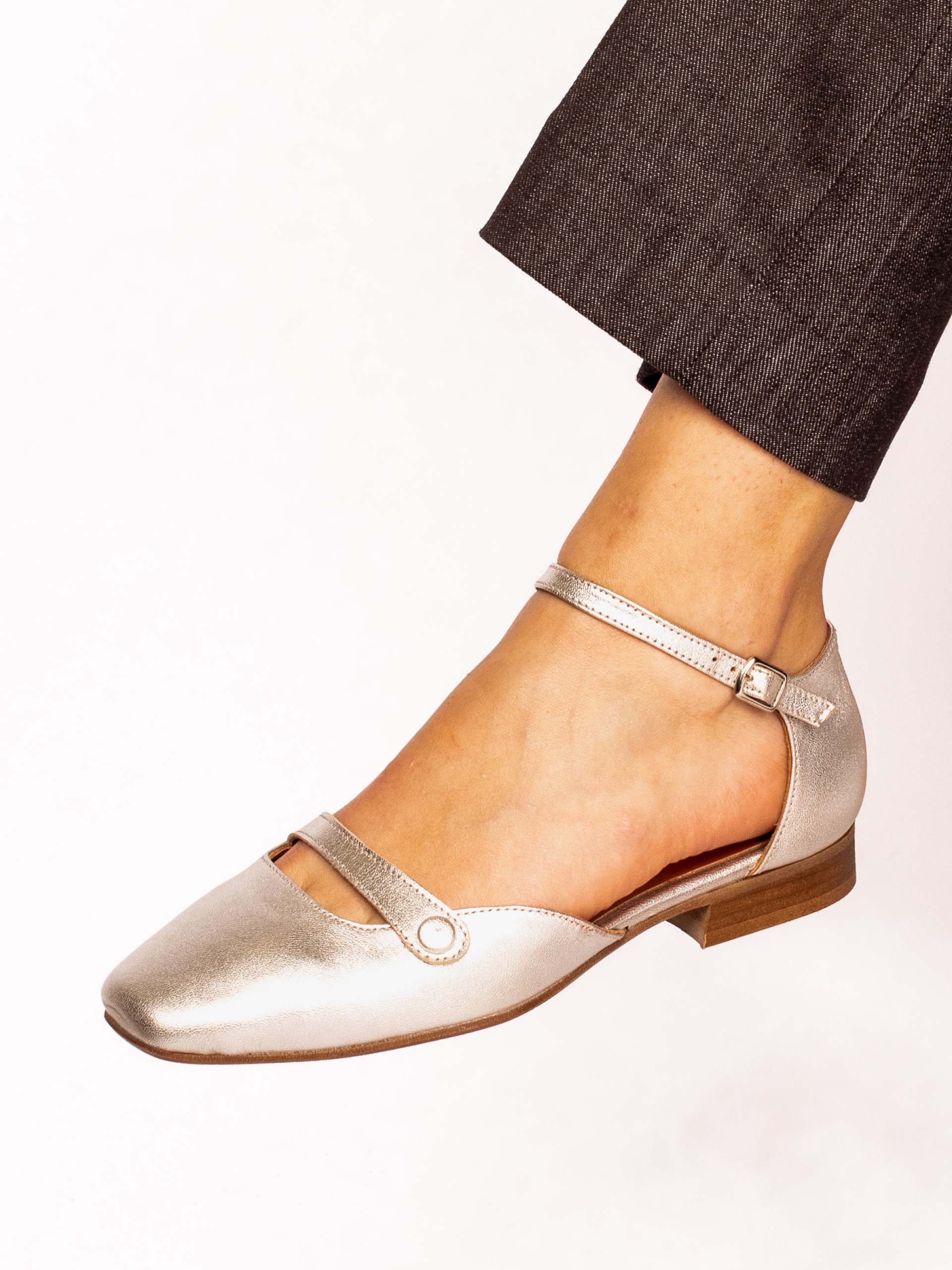 Shoe with button detail in Laminated Leather