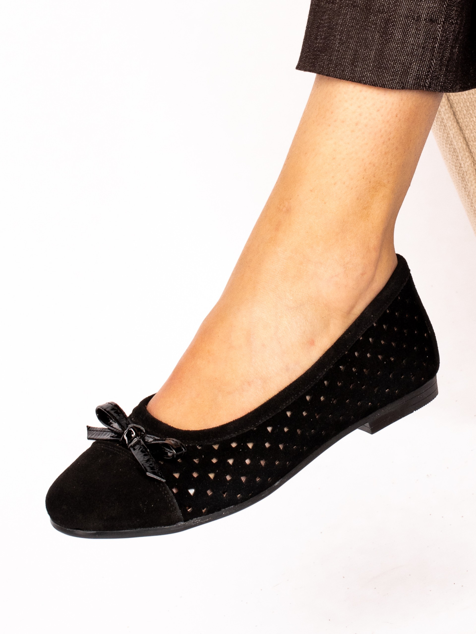 Sabrina em Camurça com
detalhe de laço em verniz