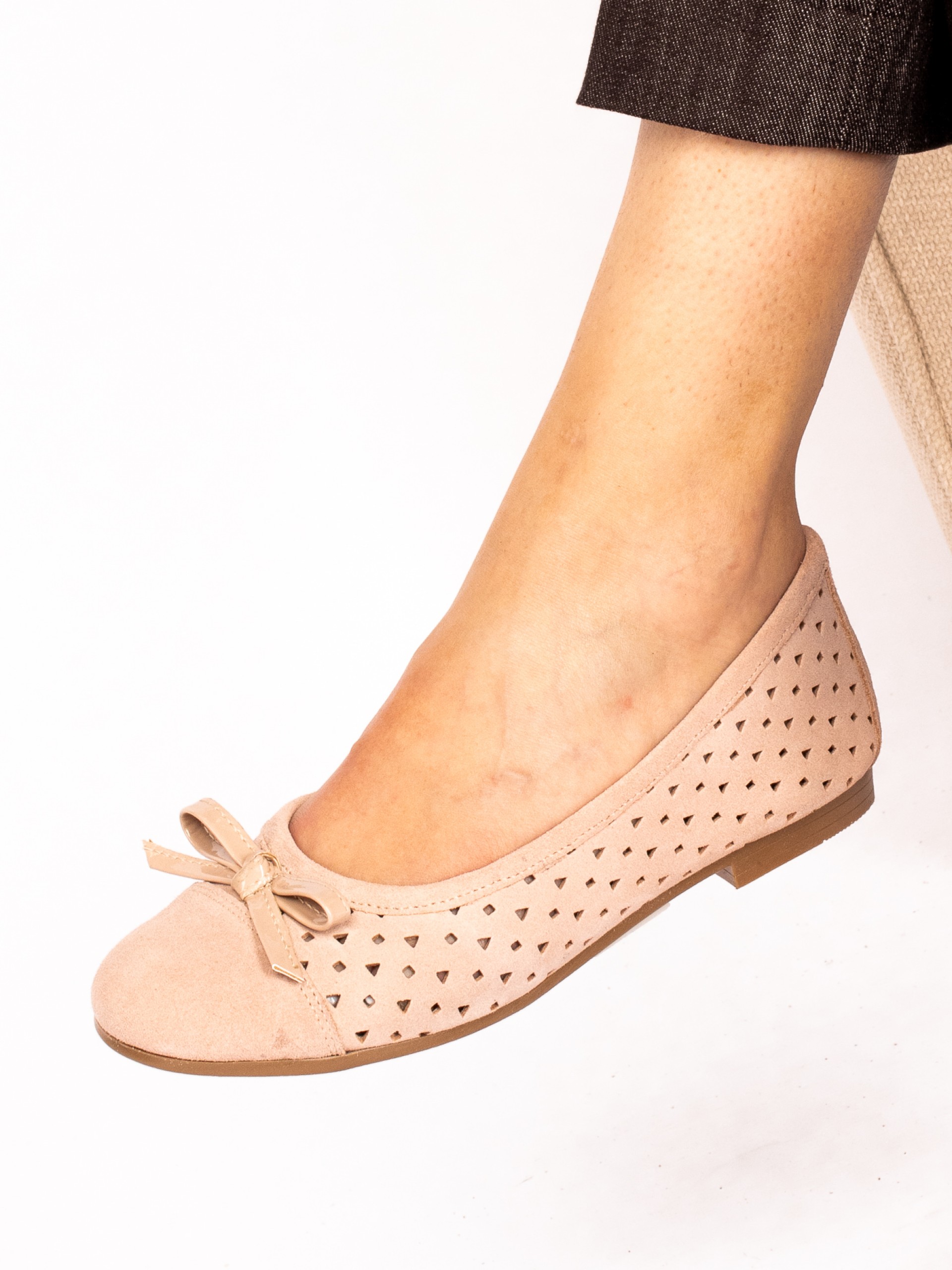 Sabrina em Camurça com
detalhe de laço em verniz