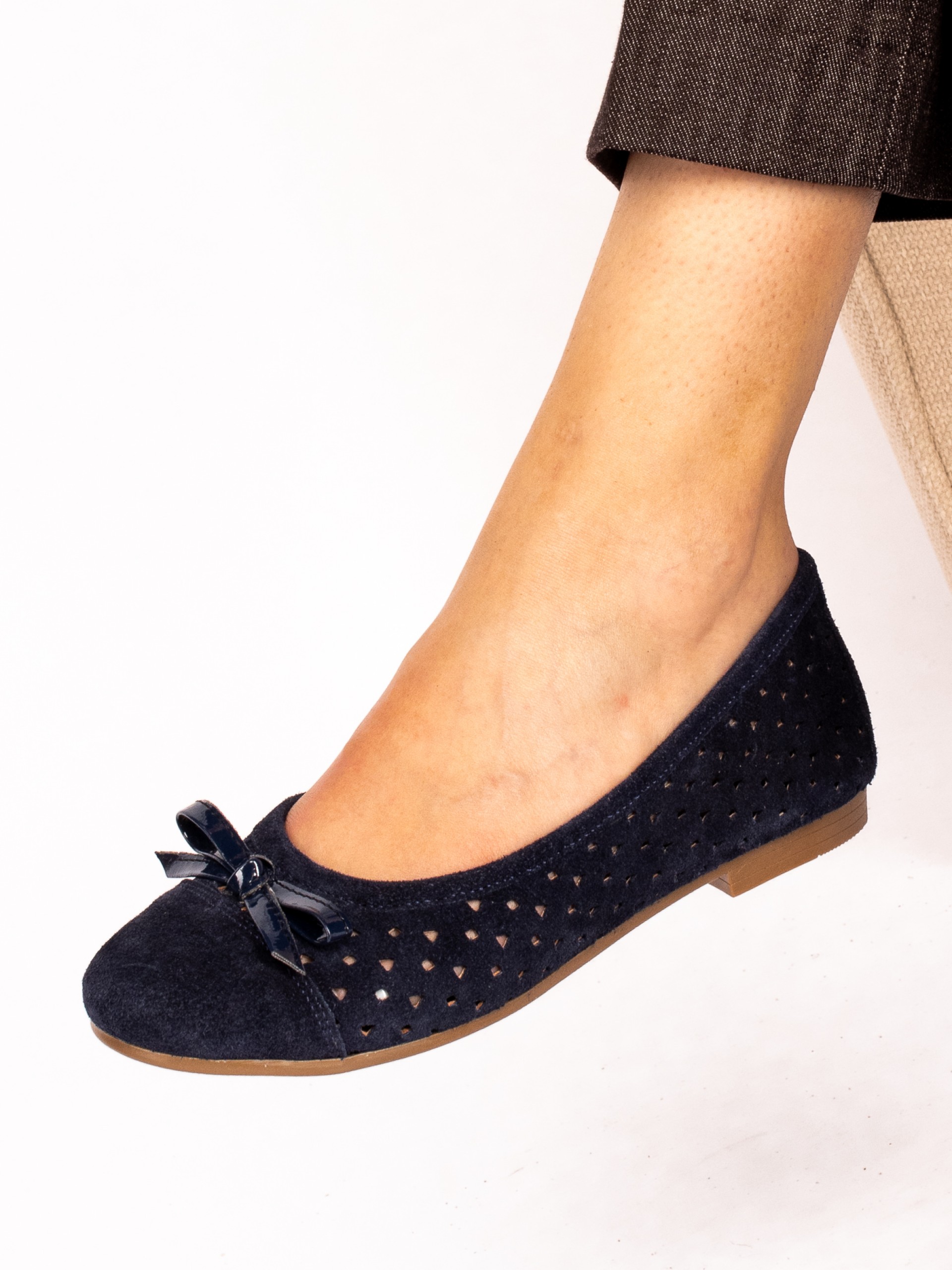 Sabrina em Camurça com
detalhe de laço em verniz