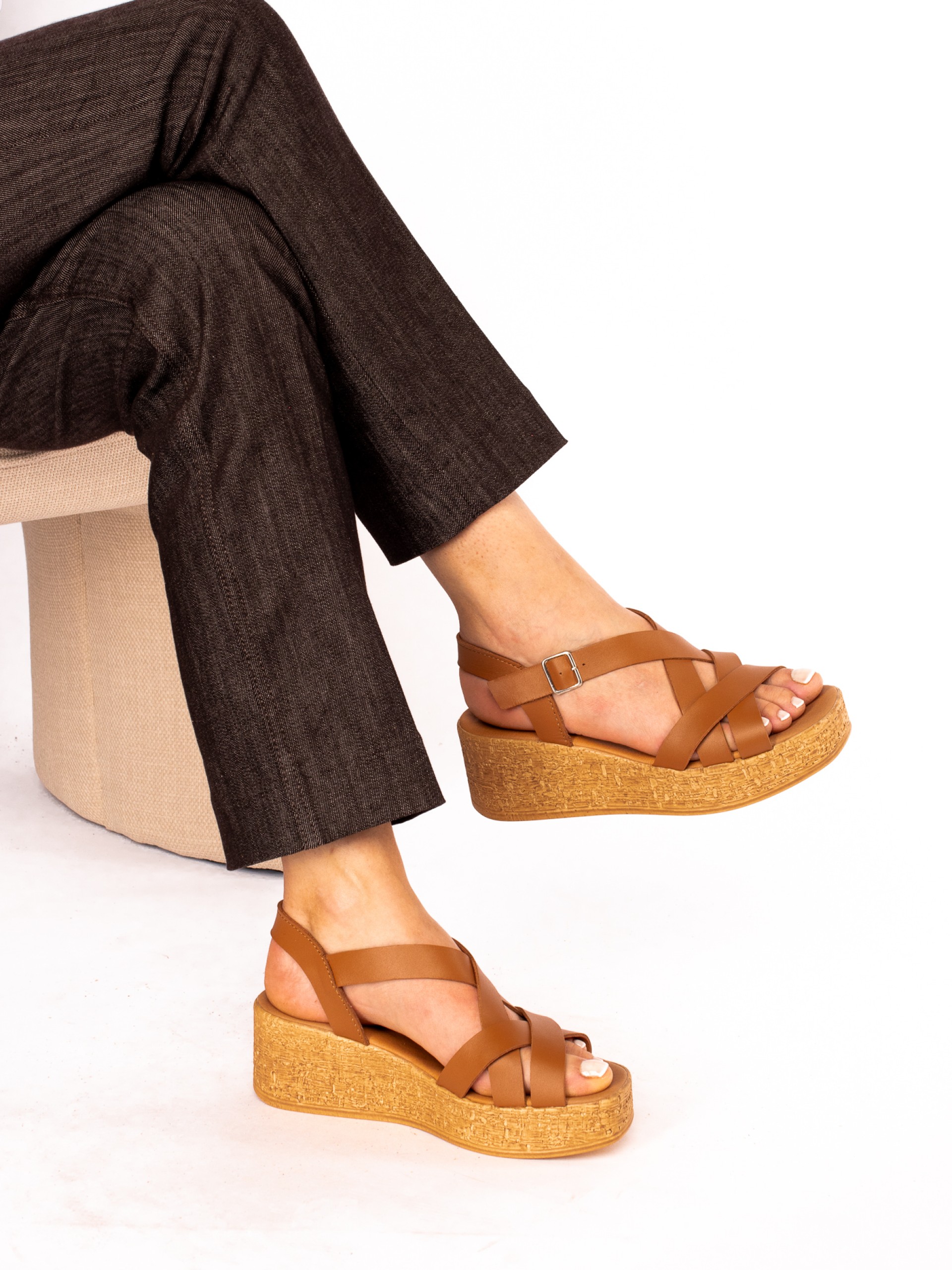 Sandália de Cunha com Tiras em Pele