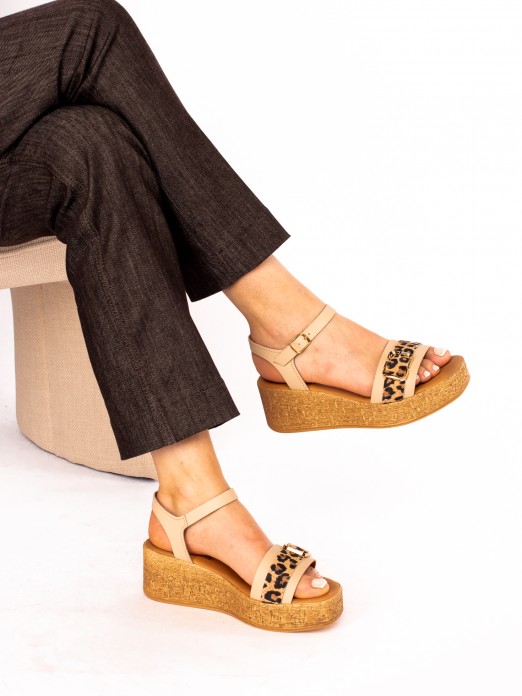 Sandlia de Cunha com detalhe Animal Print