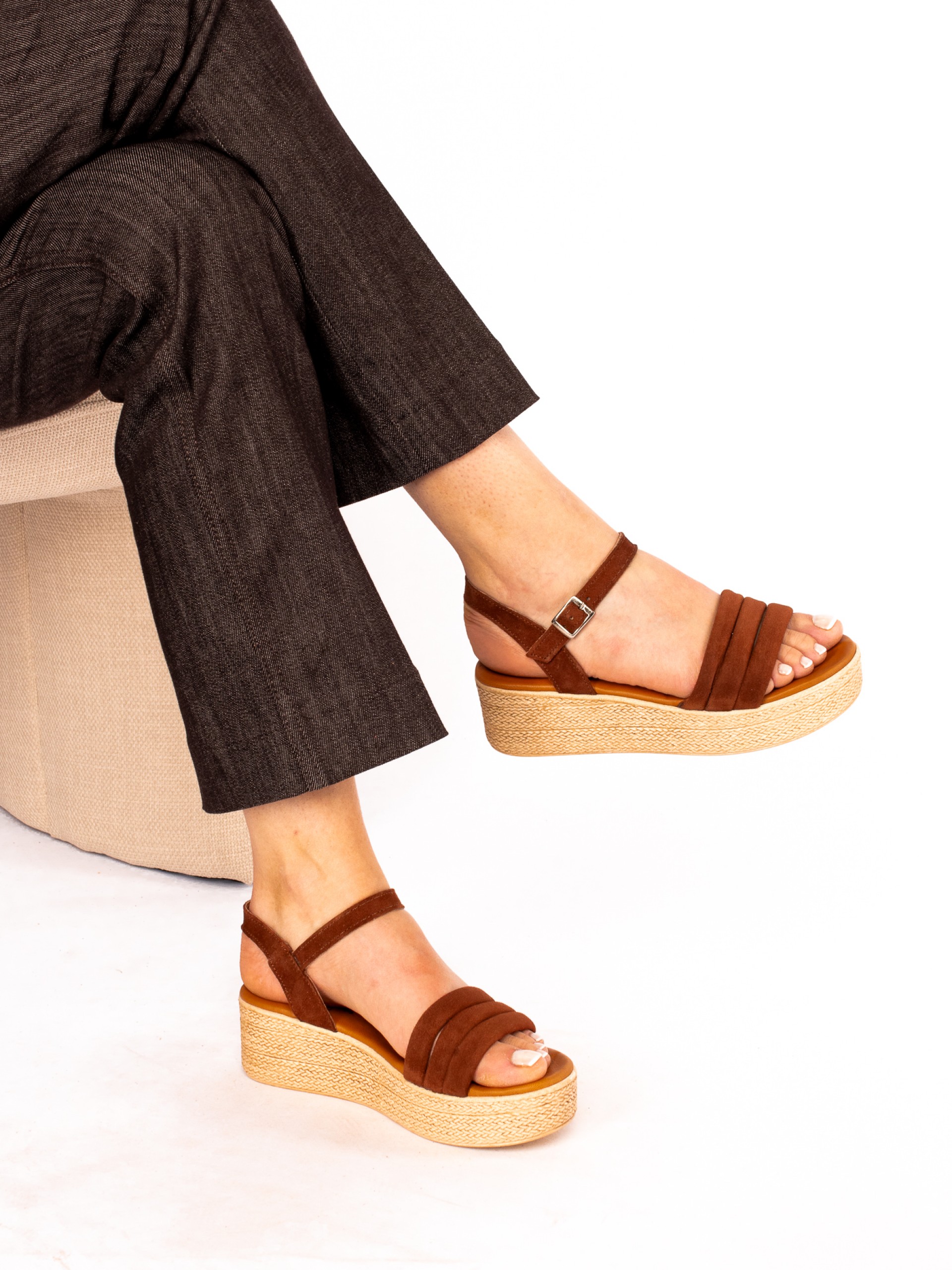 Sandália de plataforma em camurça