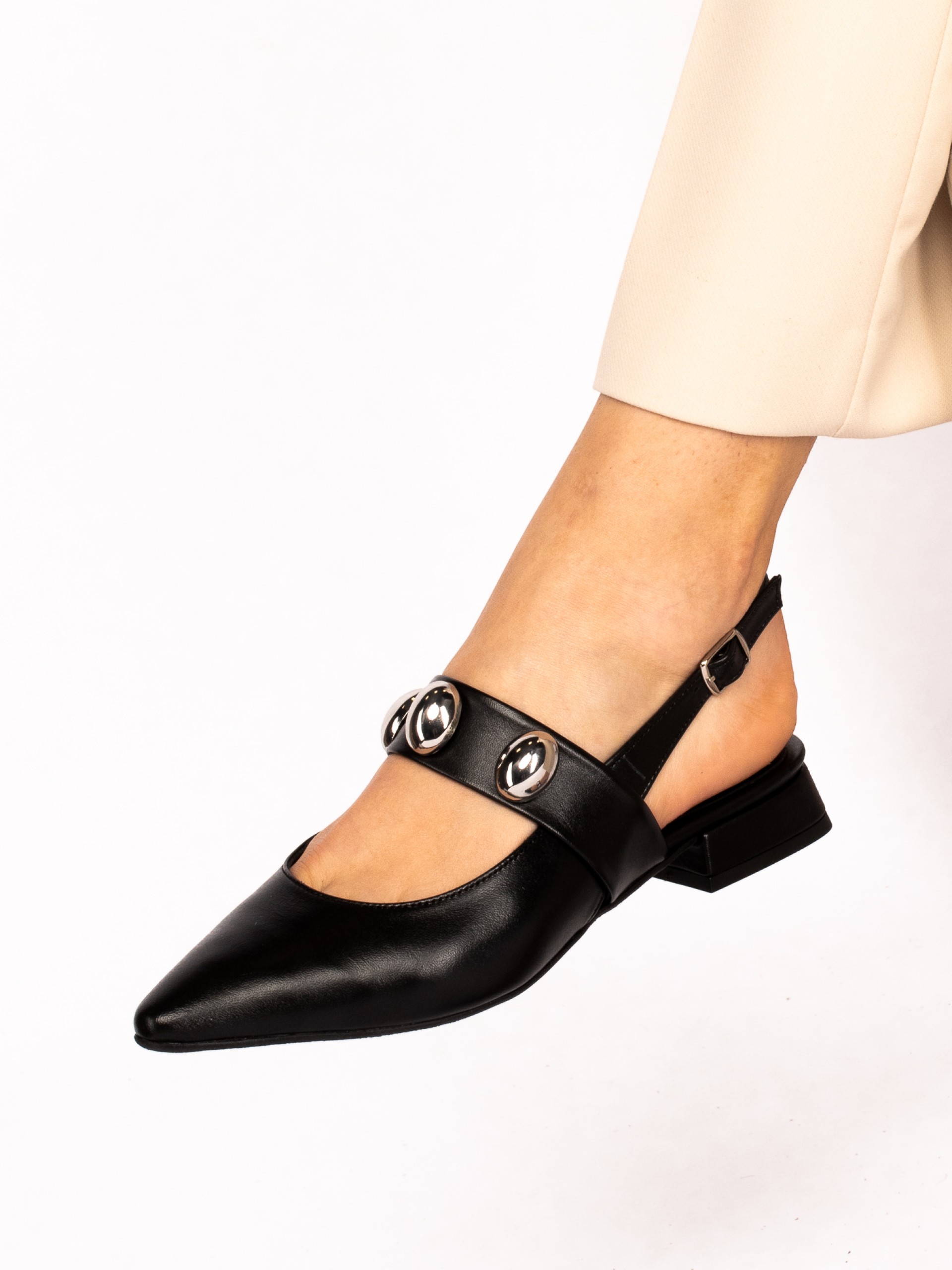 Mule with strap with metallic applications