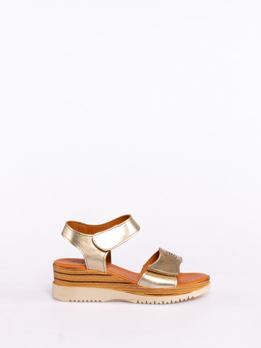 Sandlia em Pele com Fecho Velcro
