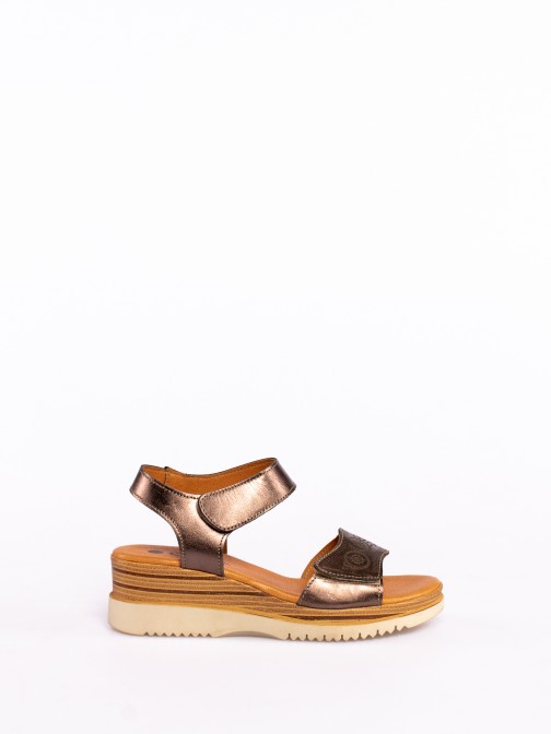 Sandlia em Pele com Fecho Velcro