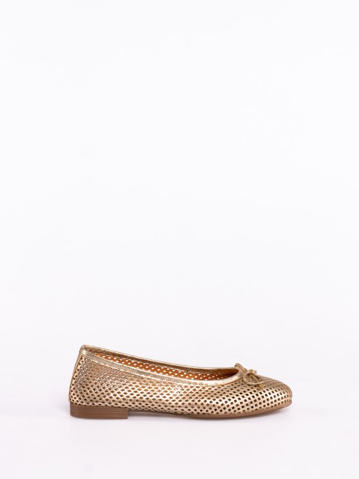 Leather flat shoes with perforated detail