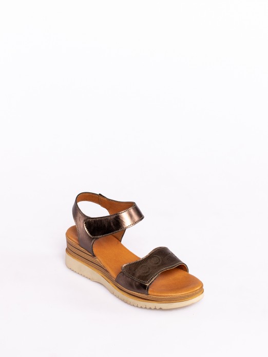Sandlia em Pele com Fecho Velcro